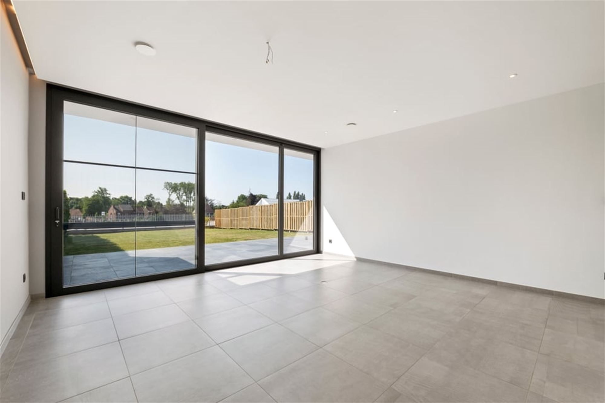 KNAPPE VOLLEDIG GERENOVEERDE WONING MET RUIME GARAGE IN SINT-TRUIDEN  foto 16