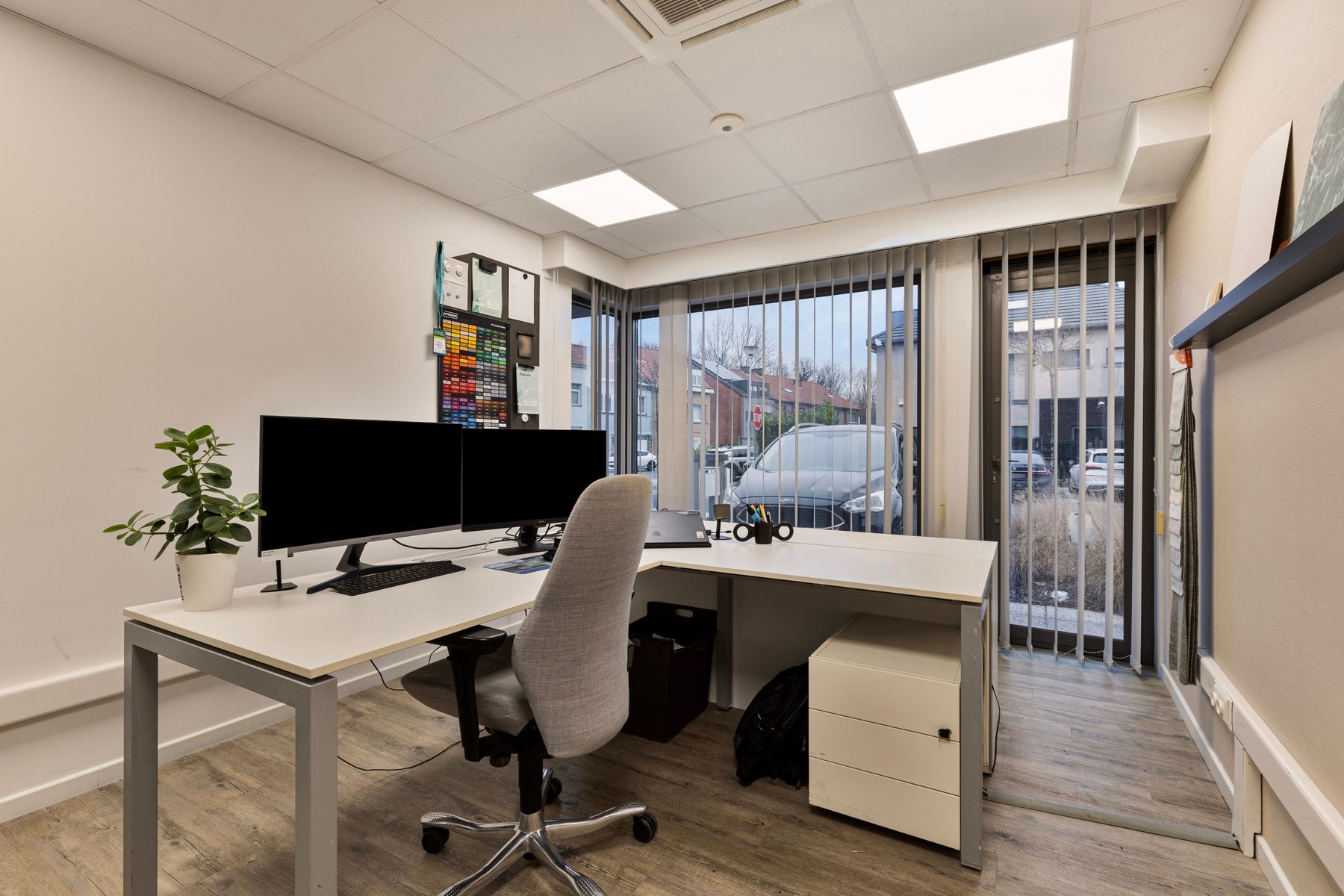 Instapklaar en lichtrijk kantoor, vrij beroep of dienstensector met garage, tuin en parkings. foto 15