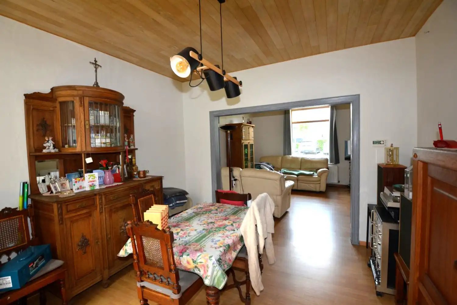 CHARMANTE WONING MET 2 SLK EN RIANTE TUIN! foto 3