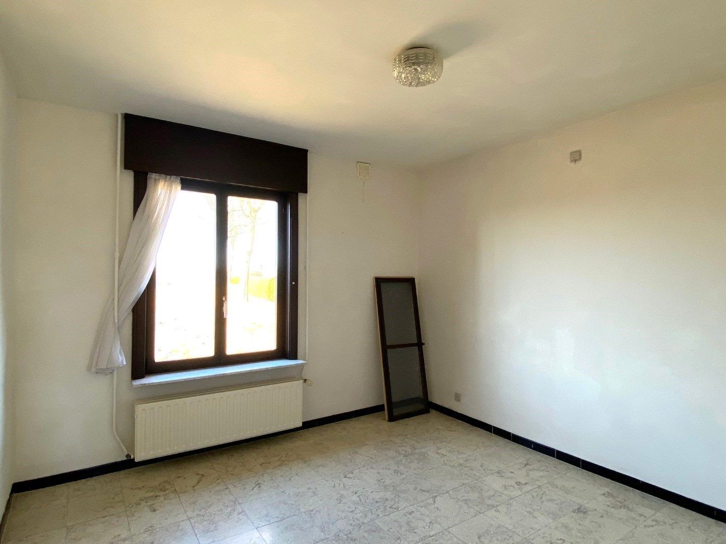 LANDELIJK GELEGEN ALLEENSTAANDE WONING MET 3 SLPKS | GROTE TUIN foto 4