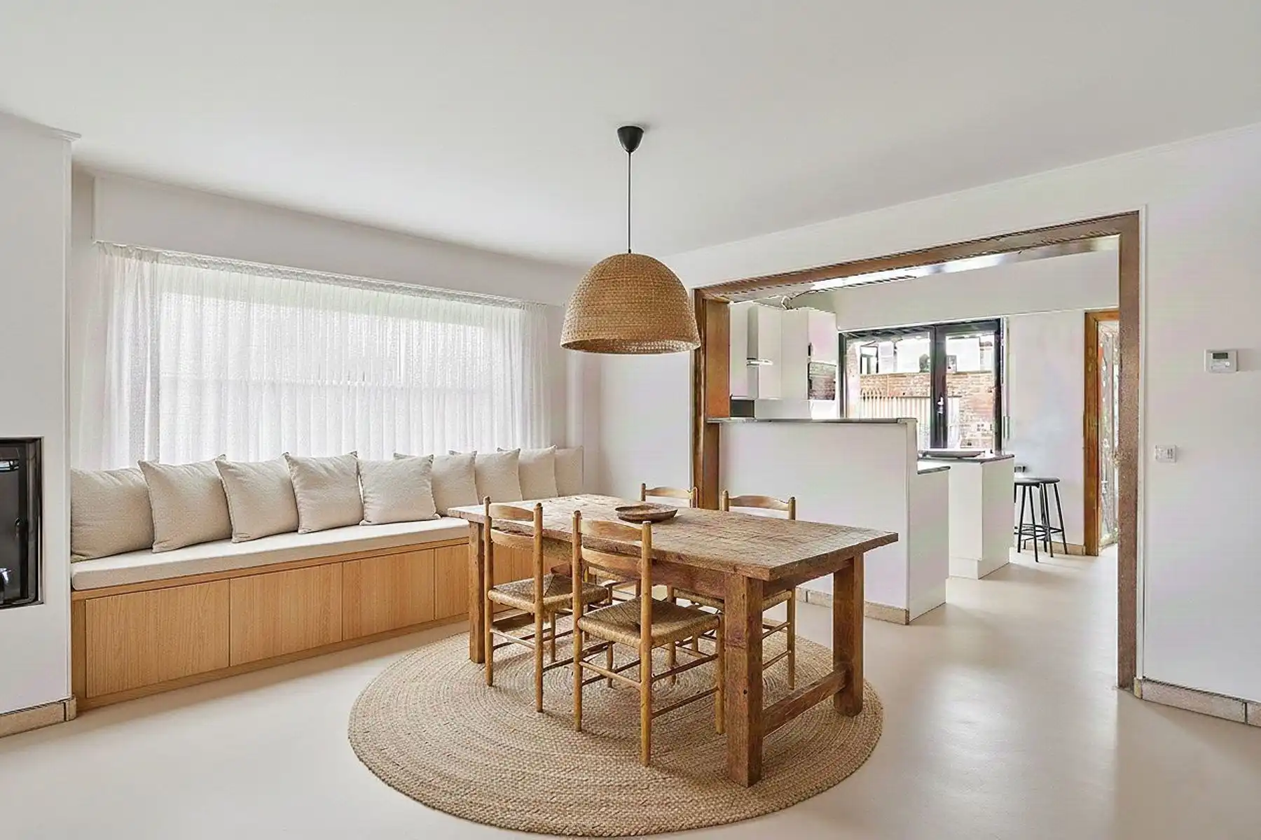 Lichtrijke woning met ruime indeling en sterk potentieel foto 5