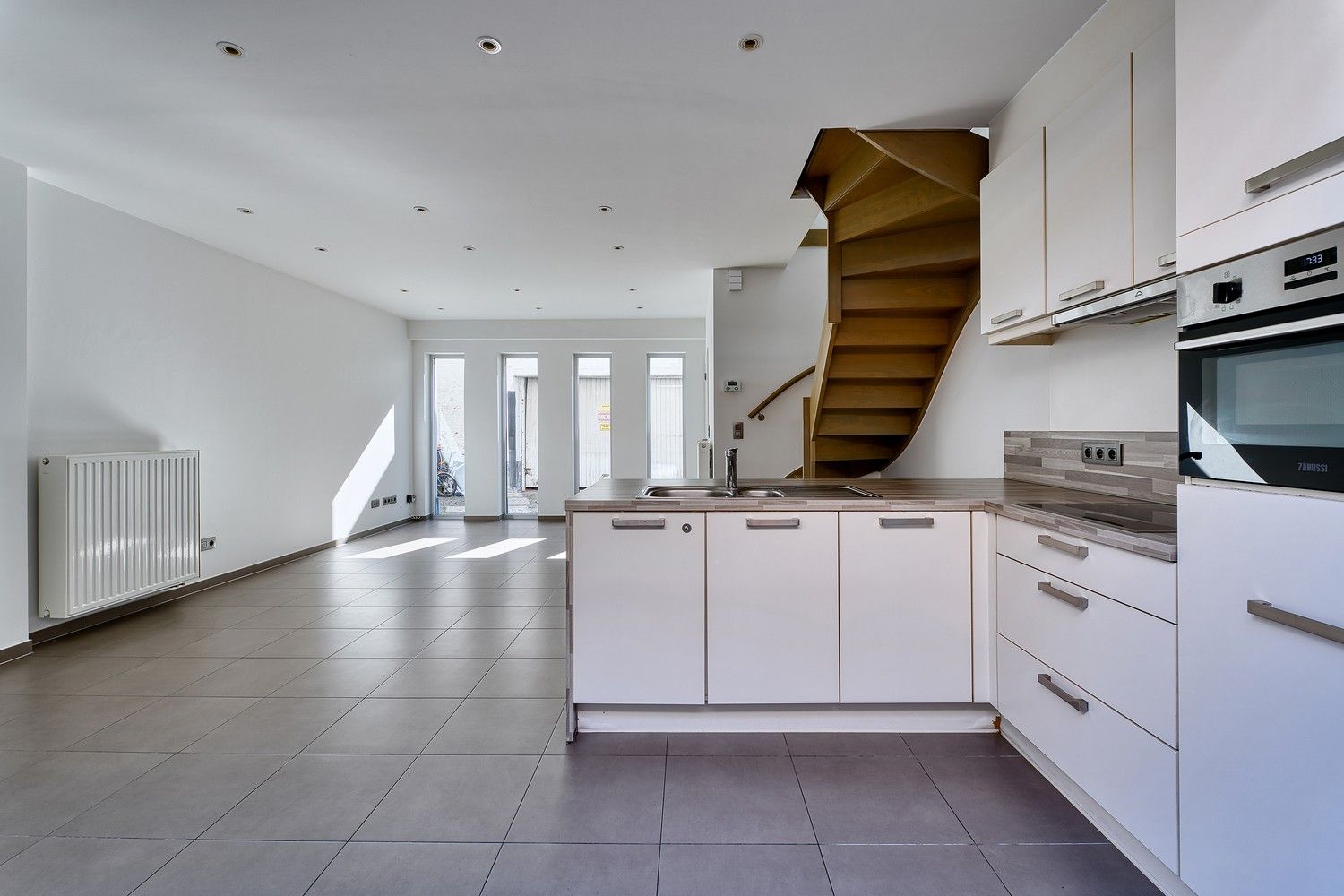 Moderne lichtrijke energiezuinige HOB-woning met koertje centrum Brugge-West, in doodlopend straatje, nabij ’t Zand, Smedenstraat, Concertgebouw en Vesten.  Werkelijk 100% instapklaar. Alle ruimtes en traphal opnieuw geschilderd.  Nieuwbouw 2011, EPC label B. Werkelijk alle winkels en openbaar vervoer in de buurt. AZ Sint-Jan op max. 10 min fietsen. Gelijkvloers met inkom en gastentoilet, living met moderne open keuken en toestellen.  Op verdieping 2 ruime slaapkamers, badkamer met toilet, lavabomeubel met spiegelkast, douche en handdoekdroger. Aparte wasplaats voor wasmachine en droogkast.  Alle nutsvoorzieningen aanwezig. Dubbel glas, aluminium ramen en schuifraam achteraan, Vaillant HR-ketel op aardgas met programmeerbare thermostaat. Proximus Fiber alsook Telenet aanwezig. Plaats voor fietsen of e-bike aan muuranker zijgevel buiten. Onmiddellijk vrij bij akte.  Ideaal voor 1 of 2 personen, ideaal voor koppel of alleenstaande,  ideaal voor studenten, ideaal voor starters of... foto 6