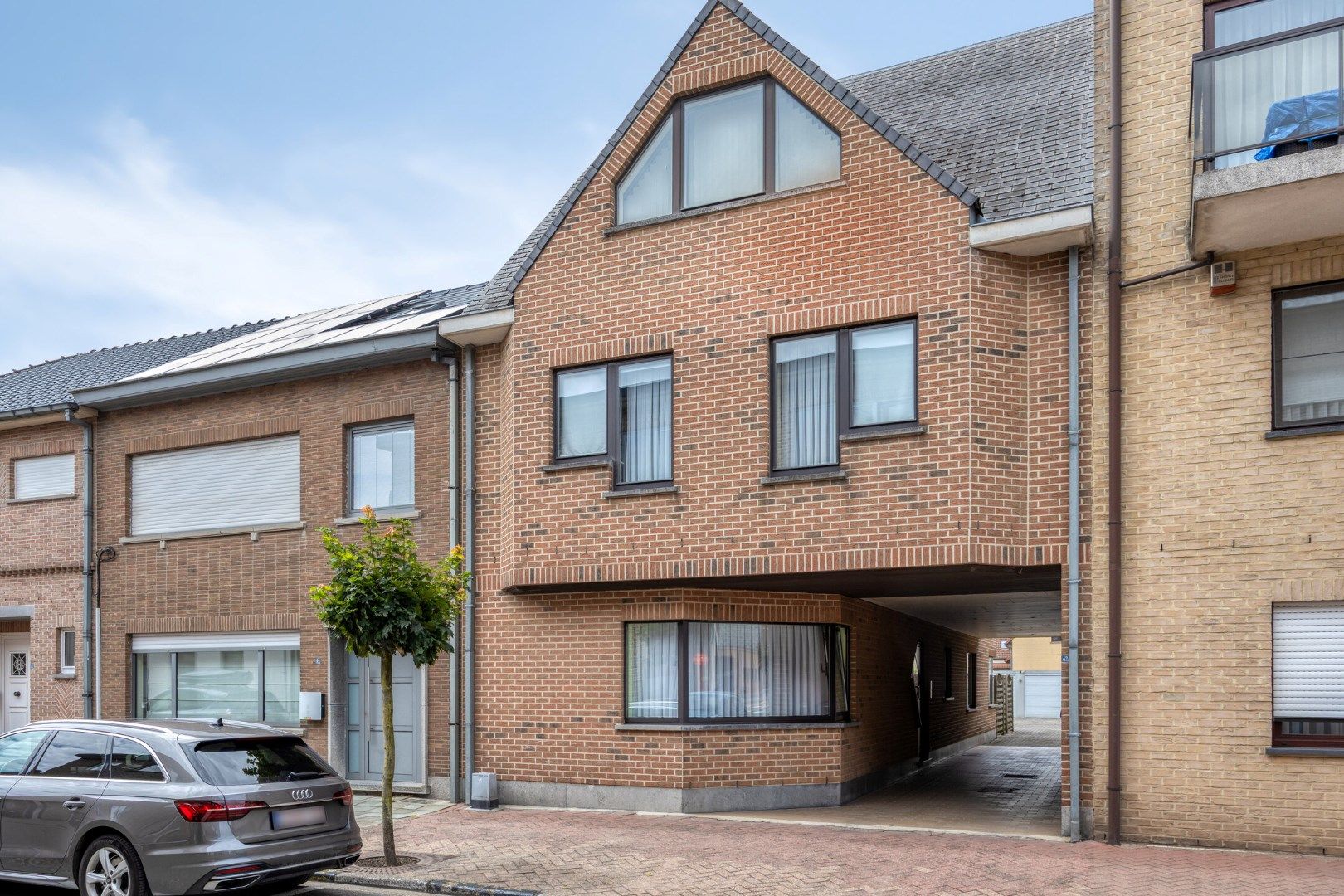 Opbrengsteigendom met 3 appartementen + 2 garages – toplocatie in Merchtem! foto 4