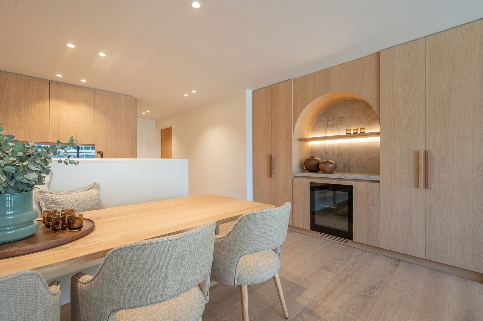 Prachtig en luxueus gerenoveerd appartement met zeezicht, centraal gelegen in het Zoute. foto 5