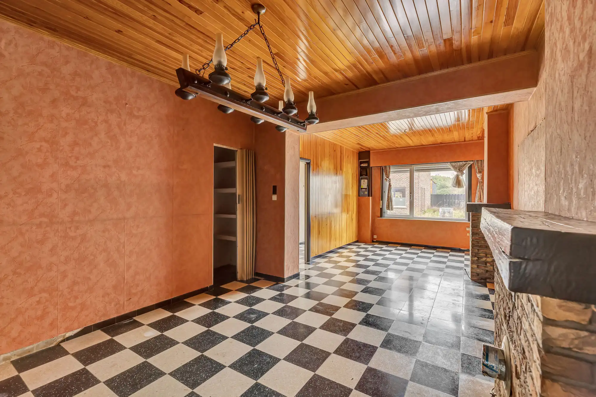 Ruime woning met veel potentieel en grote garage (80m²) foto 5