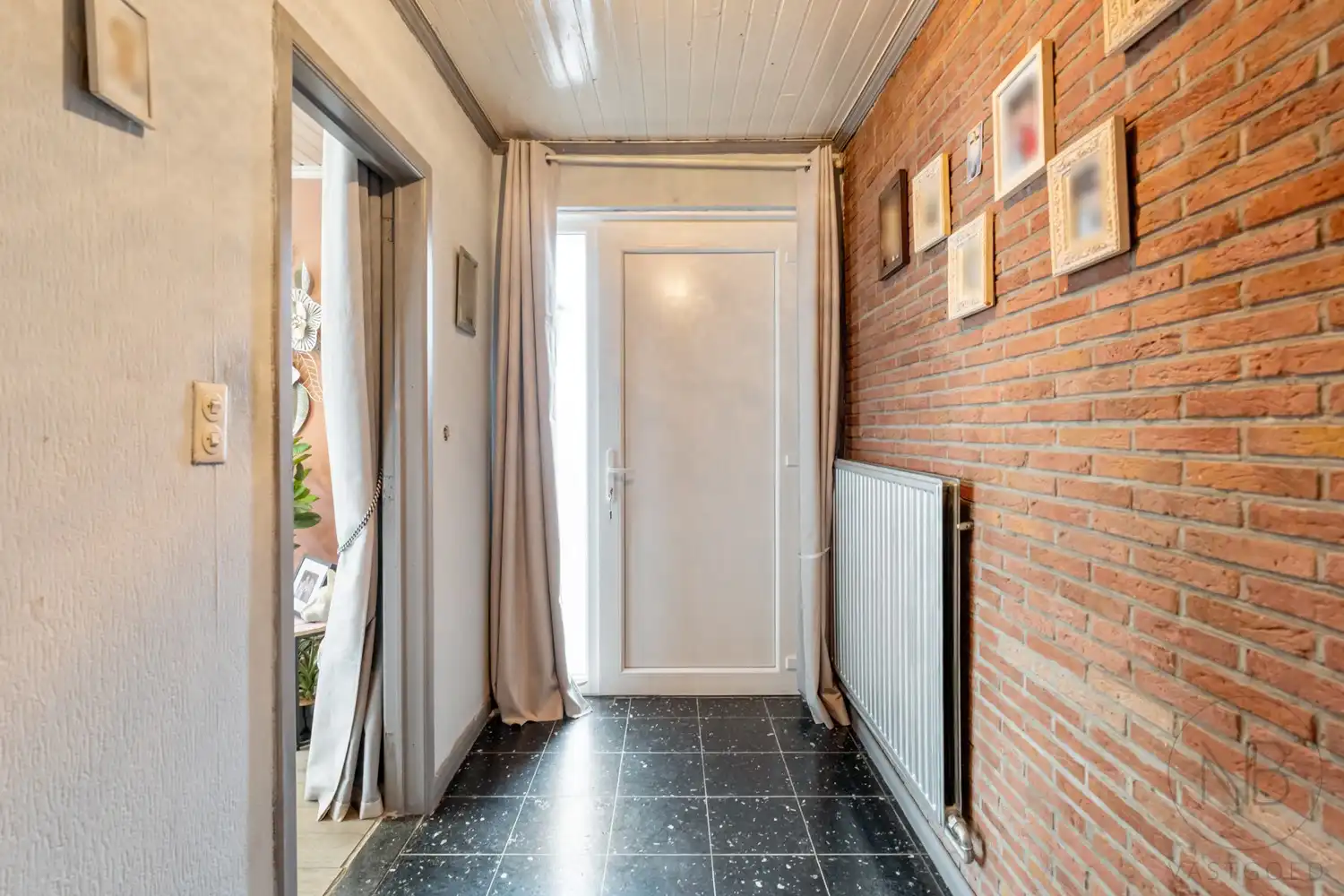 Ruime halfopen woning met 5 slaapkamers en een zolder om verder in te richten! foto 3