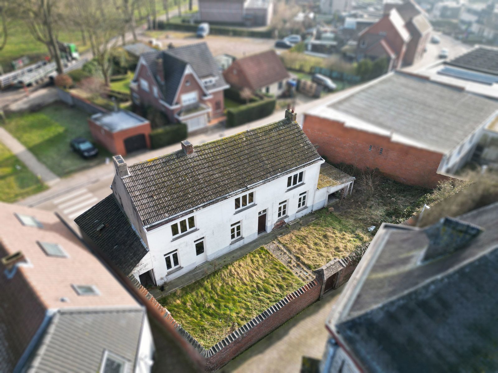 Hoofdfoto van de publicatie: Unieke, Volledig Te Renoveren woning met 5 SLPK én tuin!