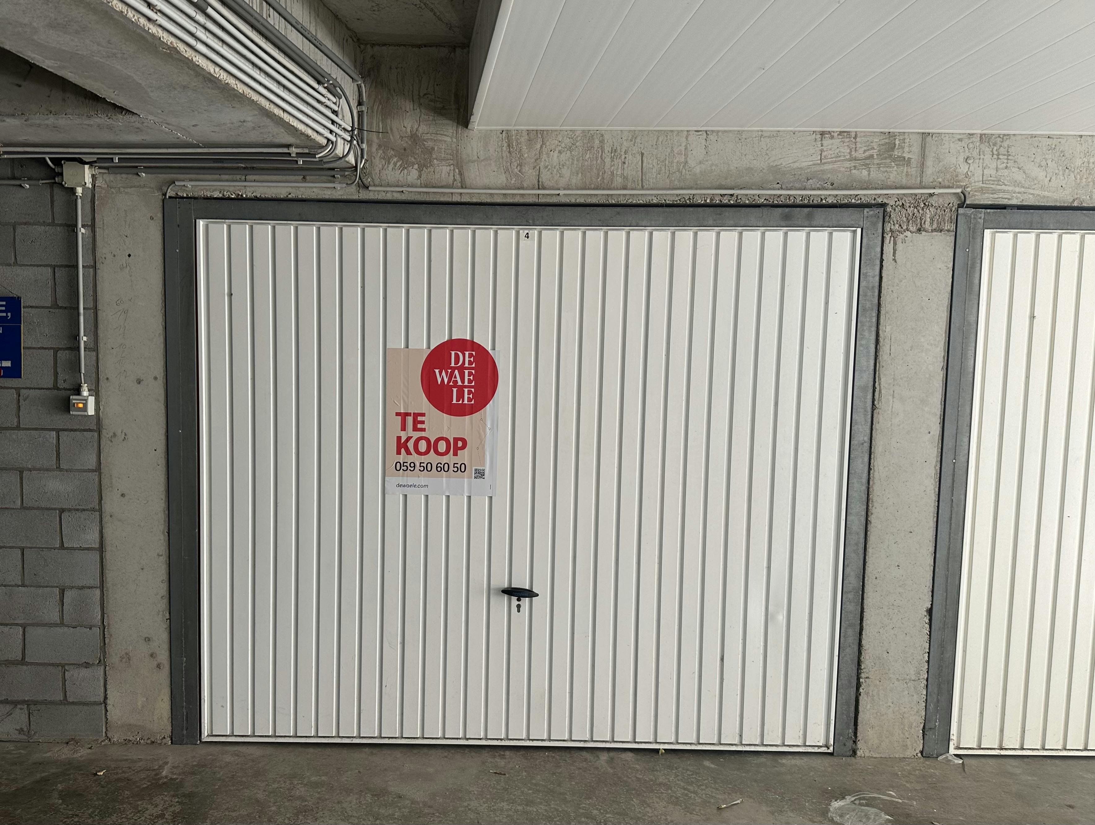 Goedgelegen garagebox te koop te centrum Westende-Bad! foto {{pictureIndex}}