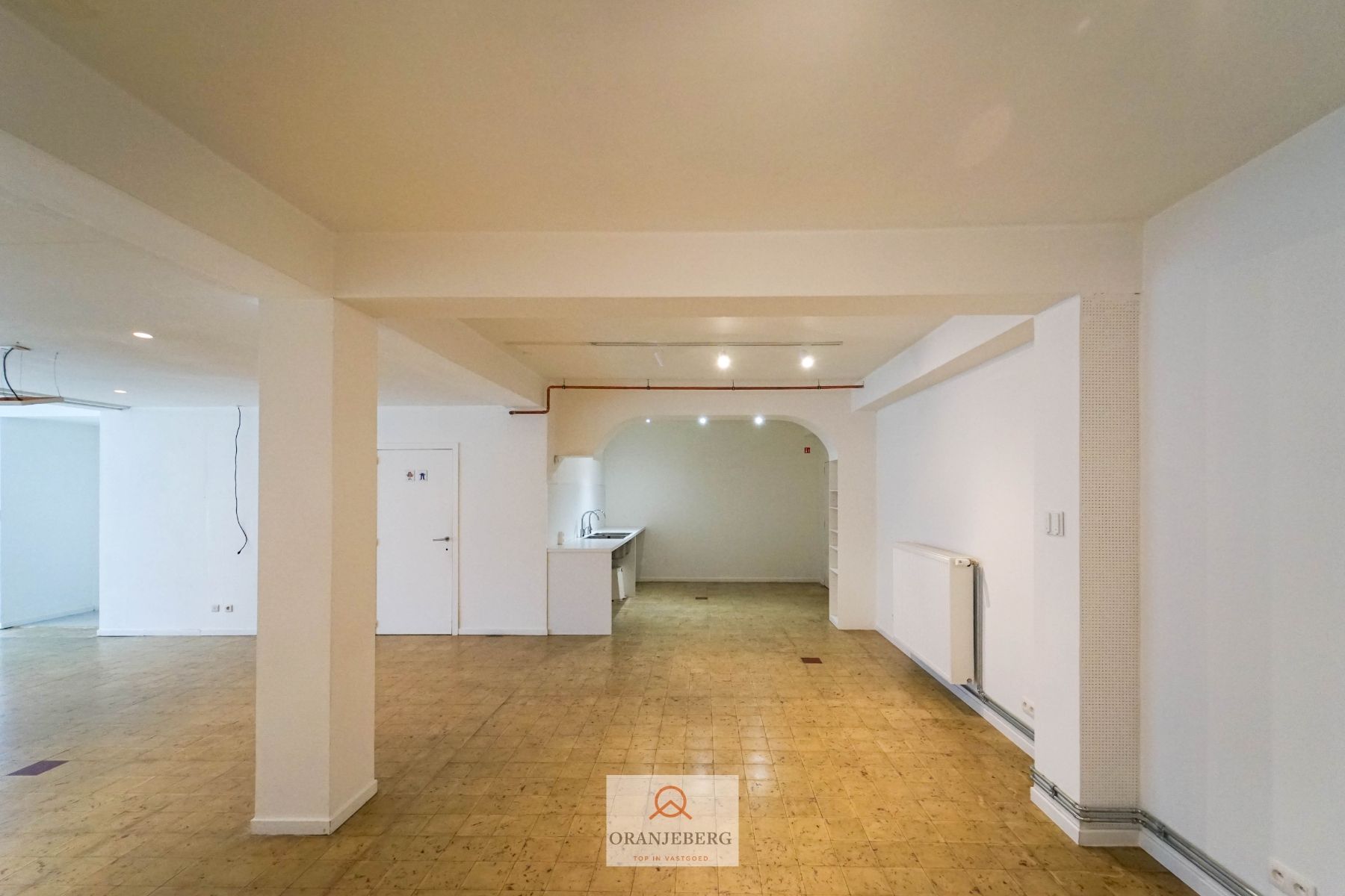 Ruim handelspand met meerdere ruimtes en parking te huur in centrum Drongen foto 5