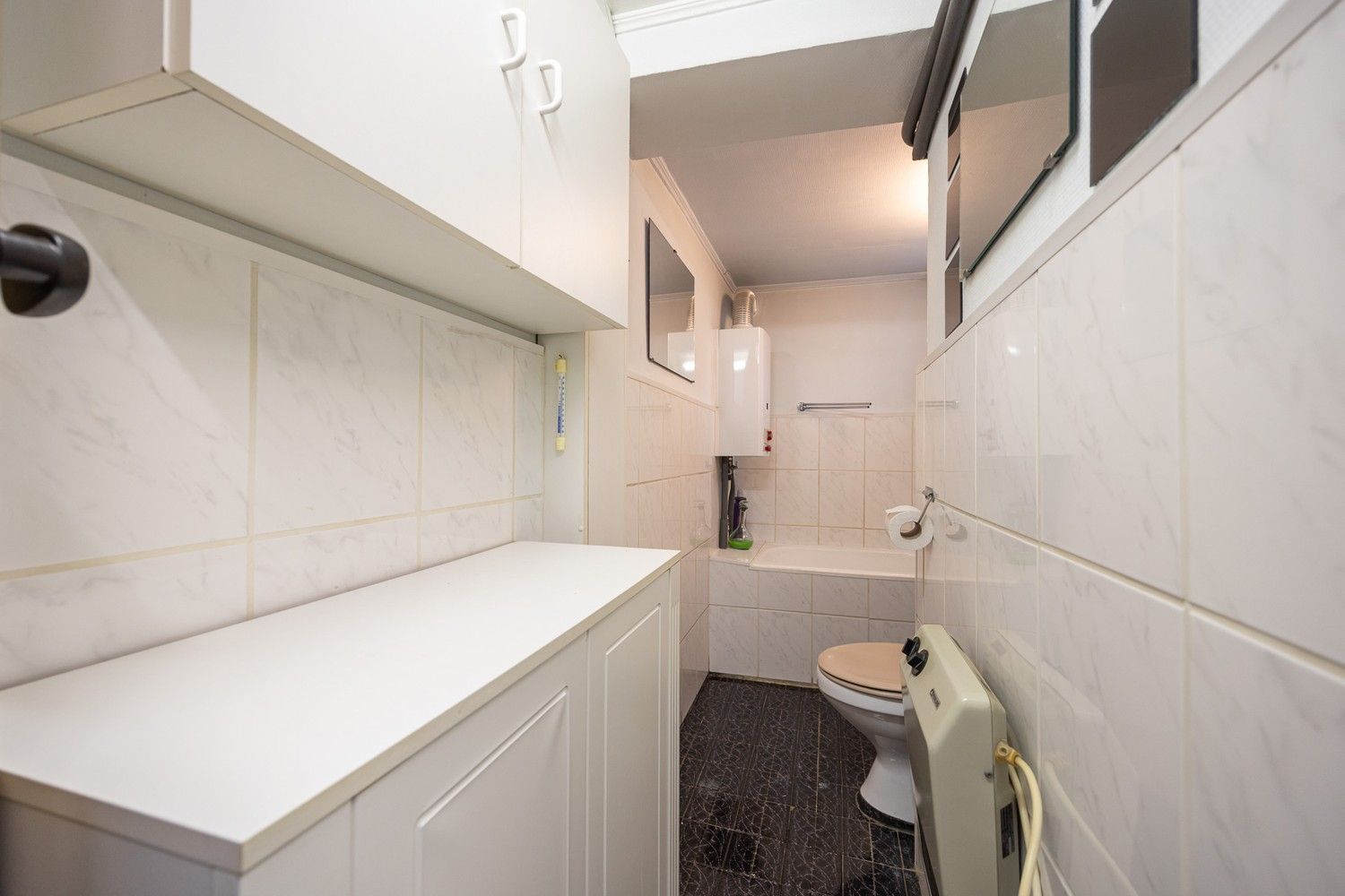 Te renoveren opbrengsteigendom met 3 éénslaapkamerappartementen nabij het Boekenbergpark foto 5