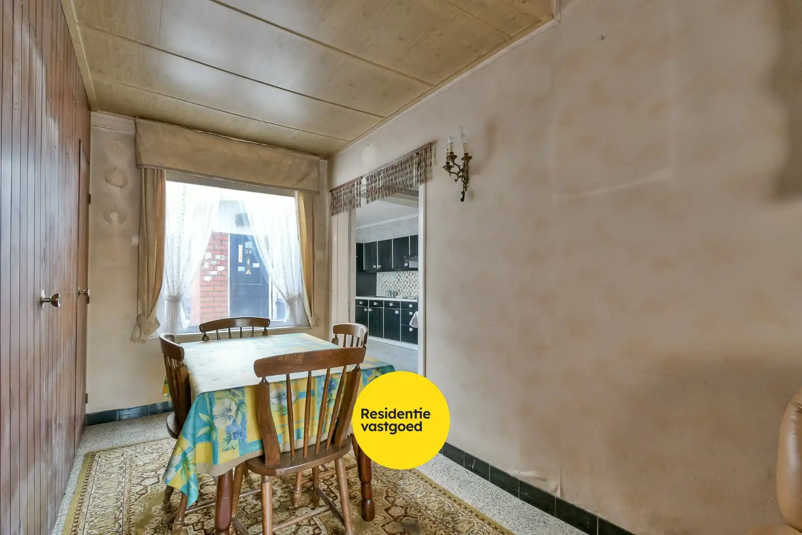 Te renoveren woning in hartje Torhout! foto 8