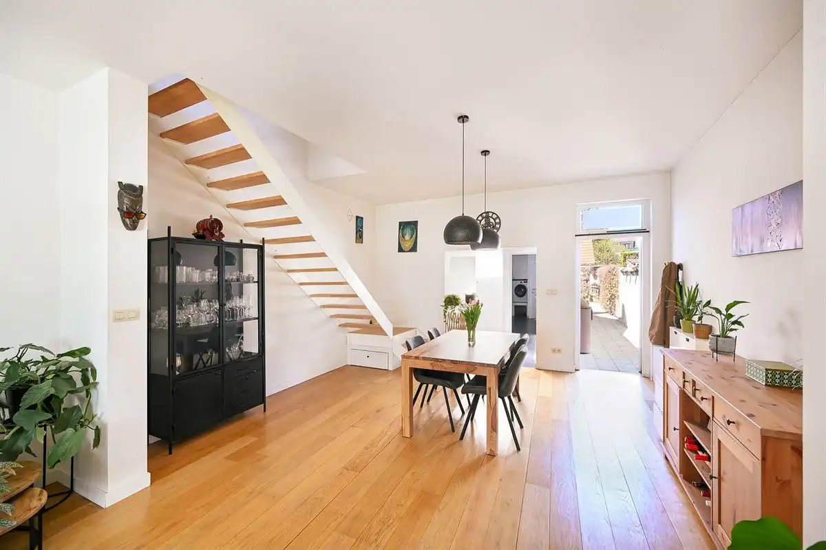 Leuke (starters)woning met zij-ingang foto 6