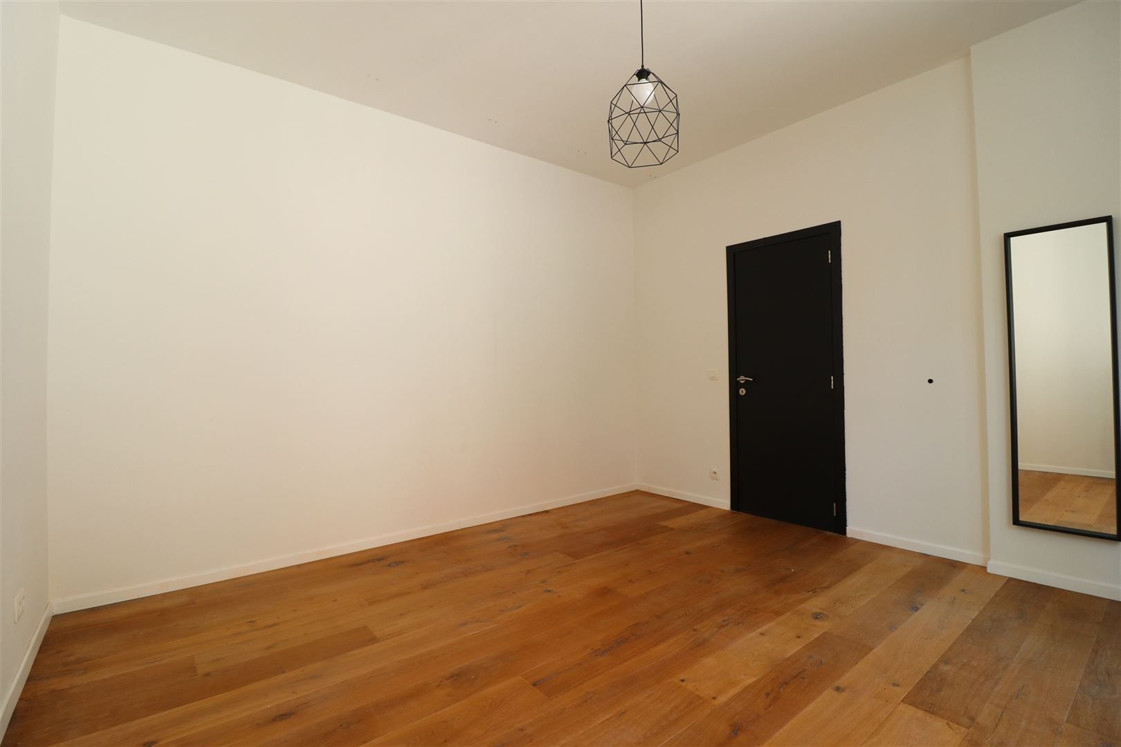 Gerenoveerd gelijkvloers appartement met terras foto 4