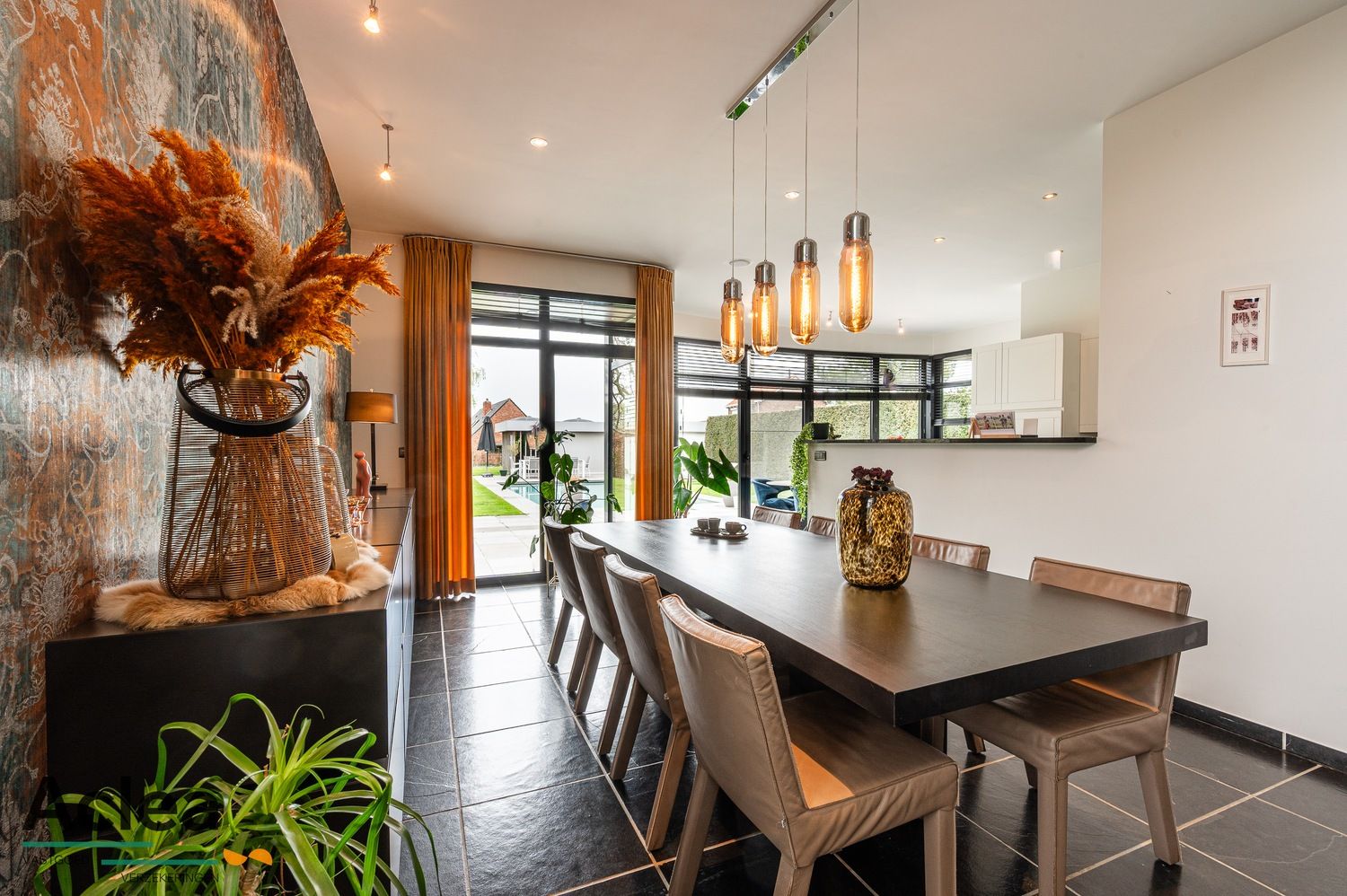 Moderne instapklare villa met zwembad en poolhouse foto 11