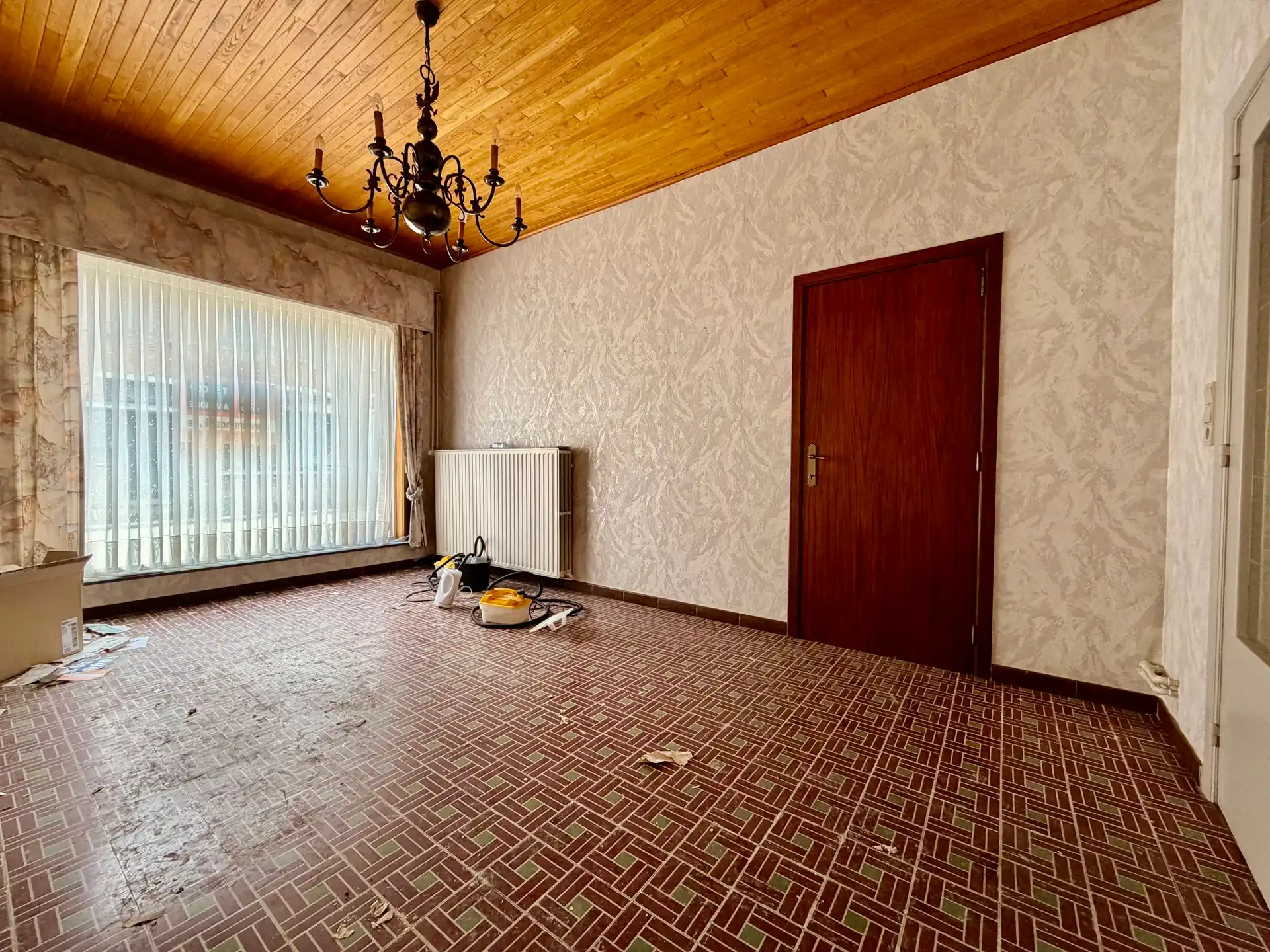 Ruime te renoveren woning met 4 slaapkamers, tuin en garage in Adinkerke te koop. foto 5
