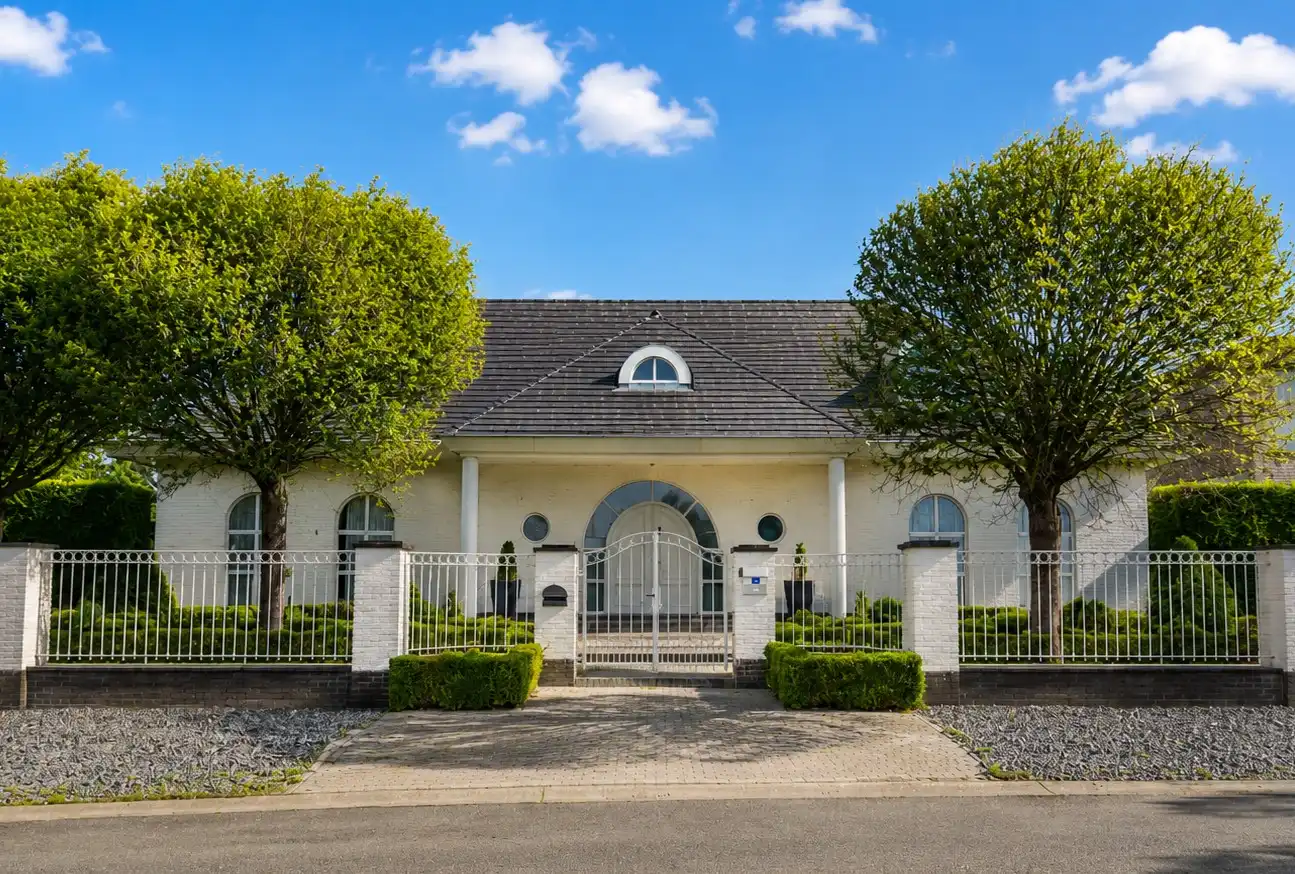 Karaktervolle villa met 4 slaapkamers op een uitzonderlijk perceel in Rekem foto {{pictureIndex}}