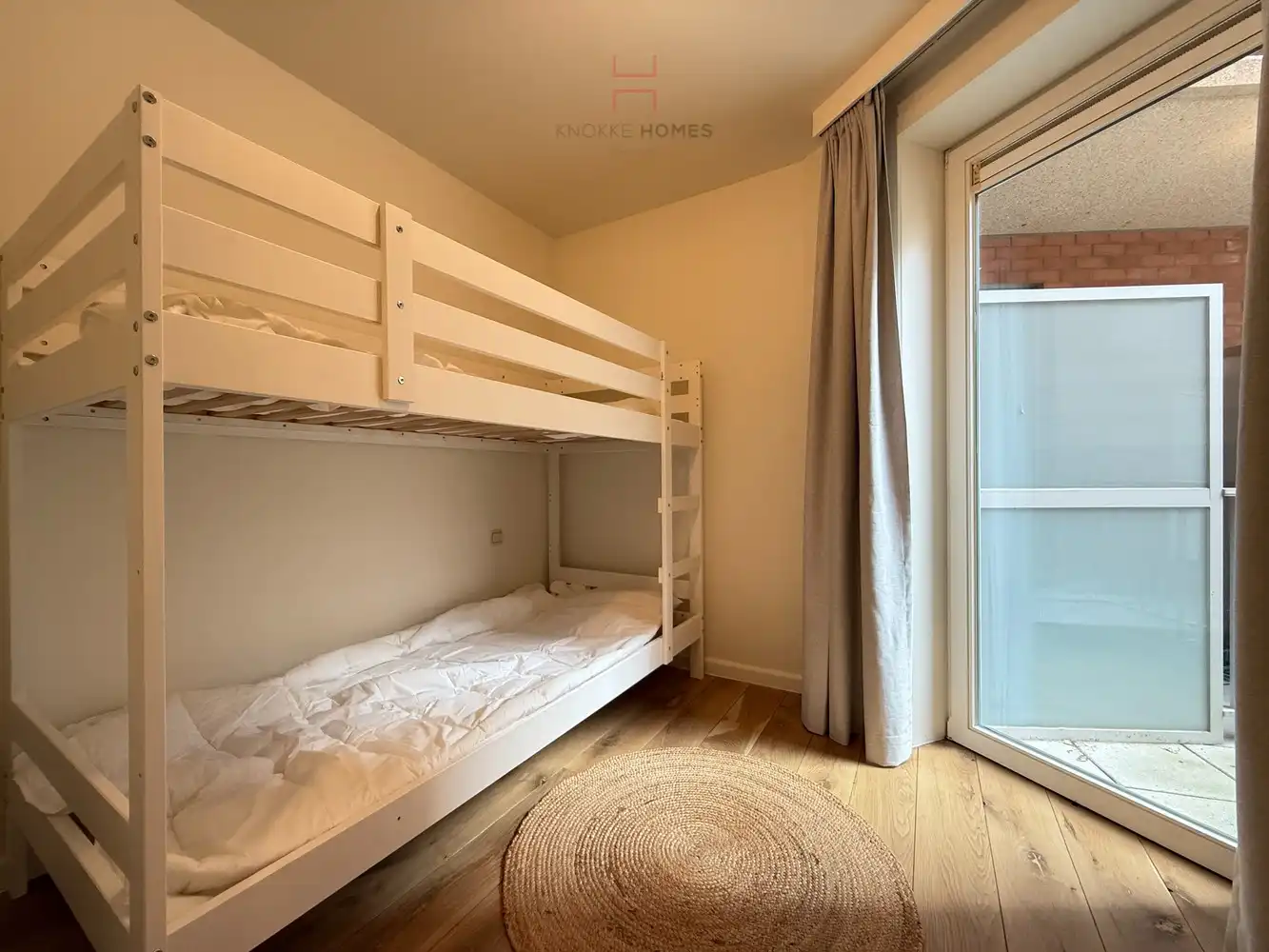 Gemeubeld twee-slaapkamerappartement met zonnig terras foto 17