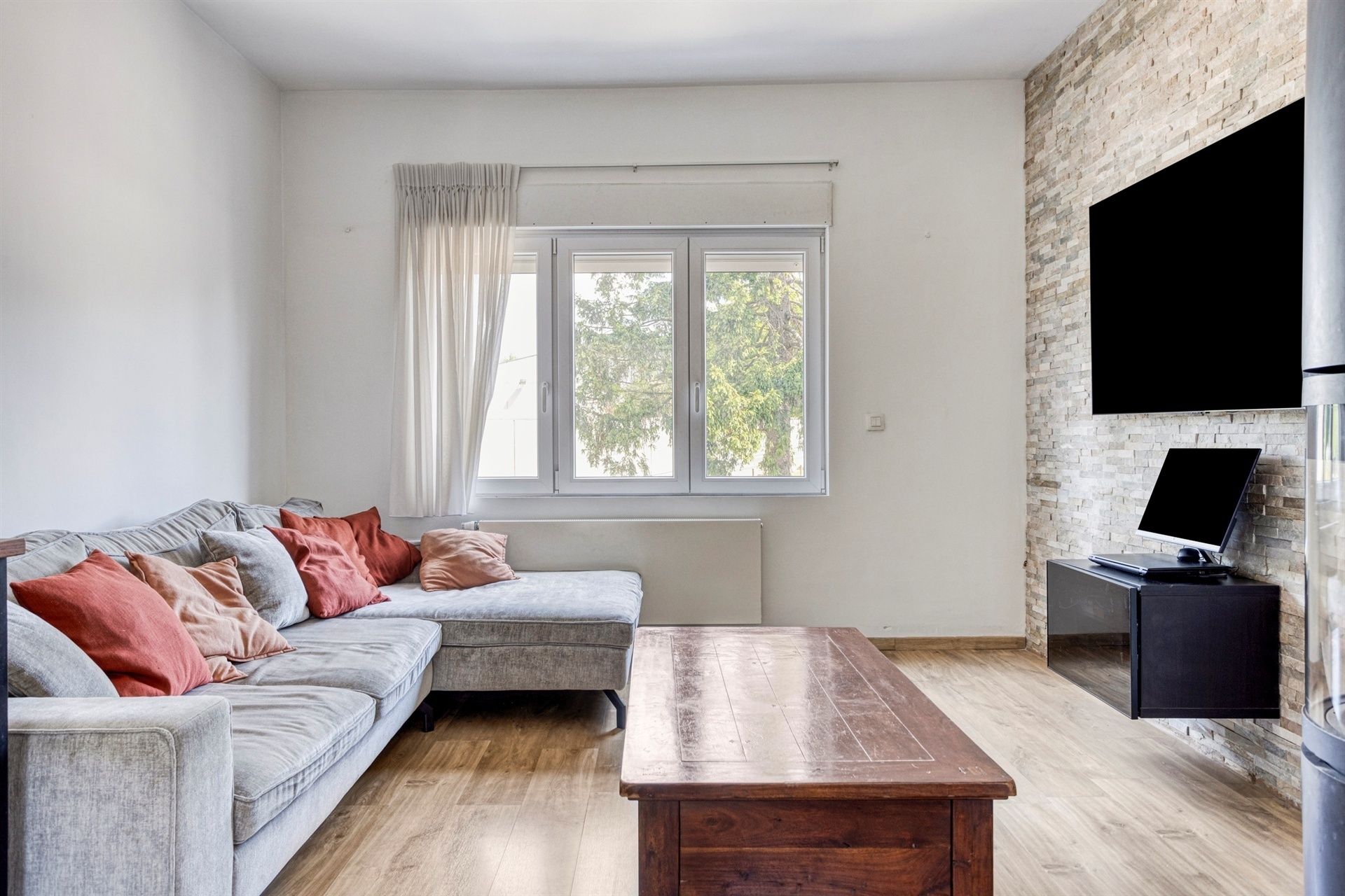 Gerenoveerde woning met 3 kamers en ZW-gerichte tuin foto 2
