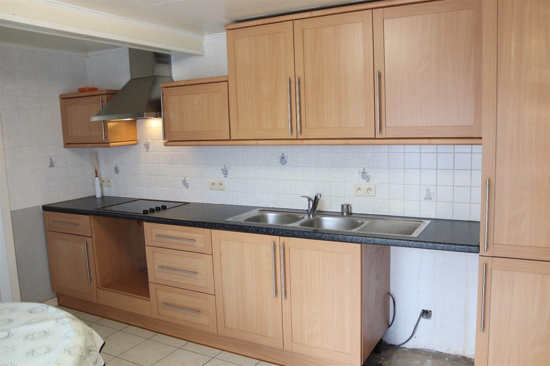 Gunstig gelegen halfopen woning met grote garage en tuin. foto 7