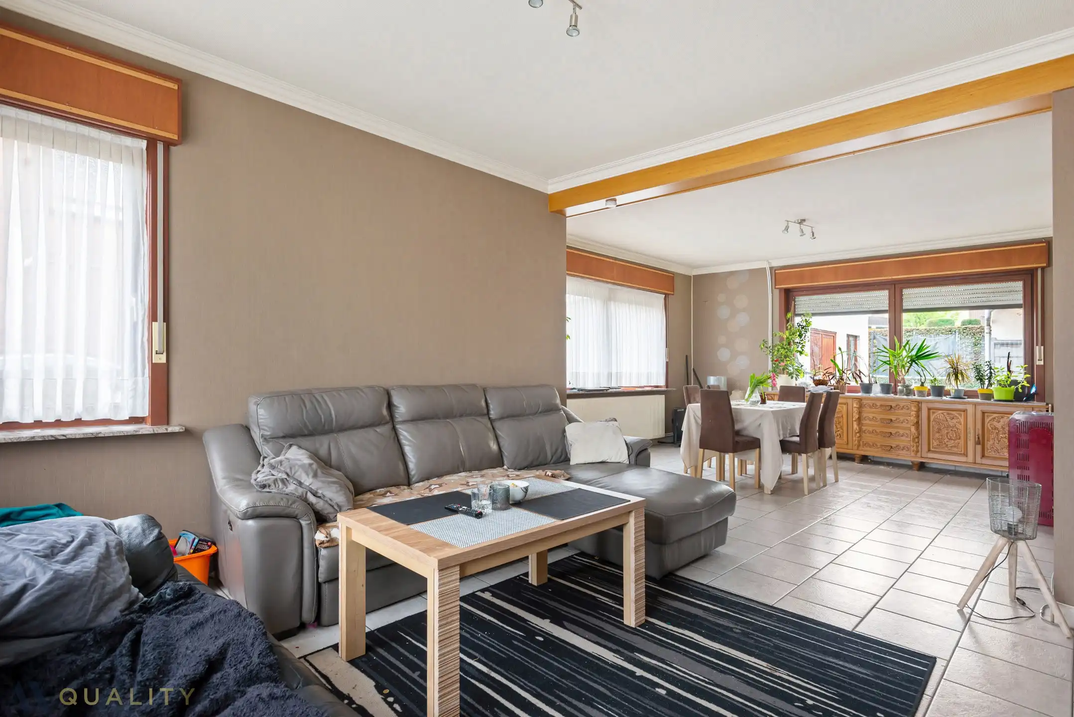 Instapkl. Half-open woning met 3 slpk., 2 badk., grote gar., oprit , terr. en tuin op 04 are 78 ca foto 2