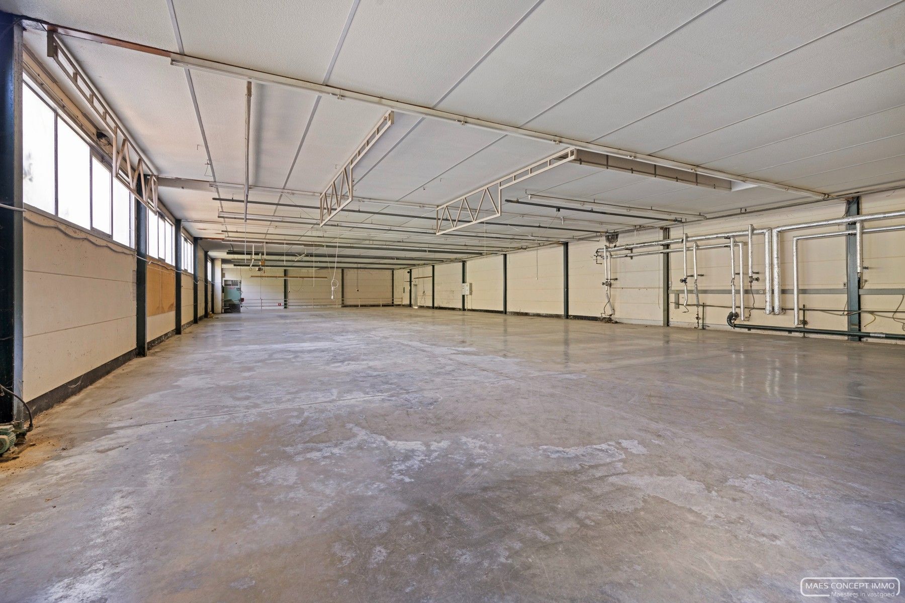 Te koop magazijn met bureaus en grote parking te Anzegem foto 3