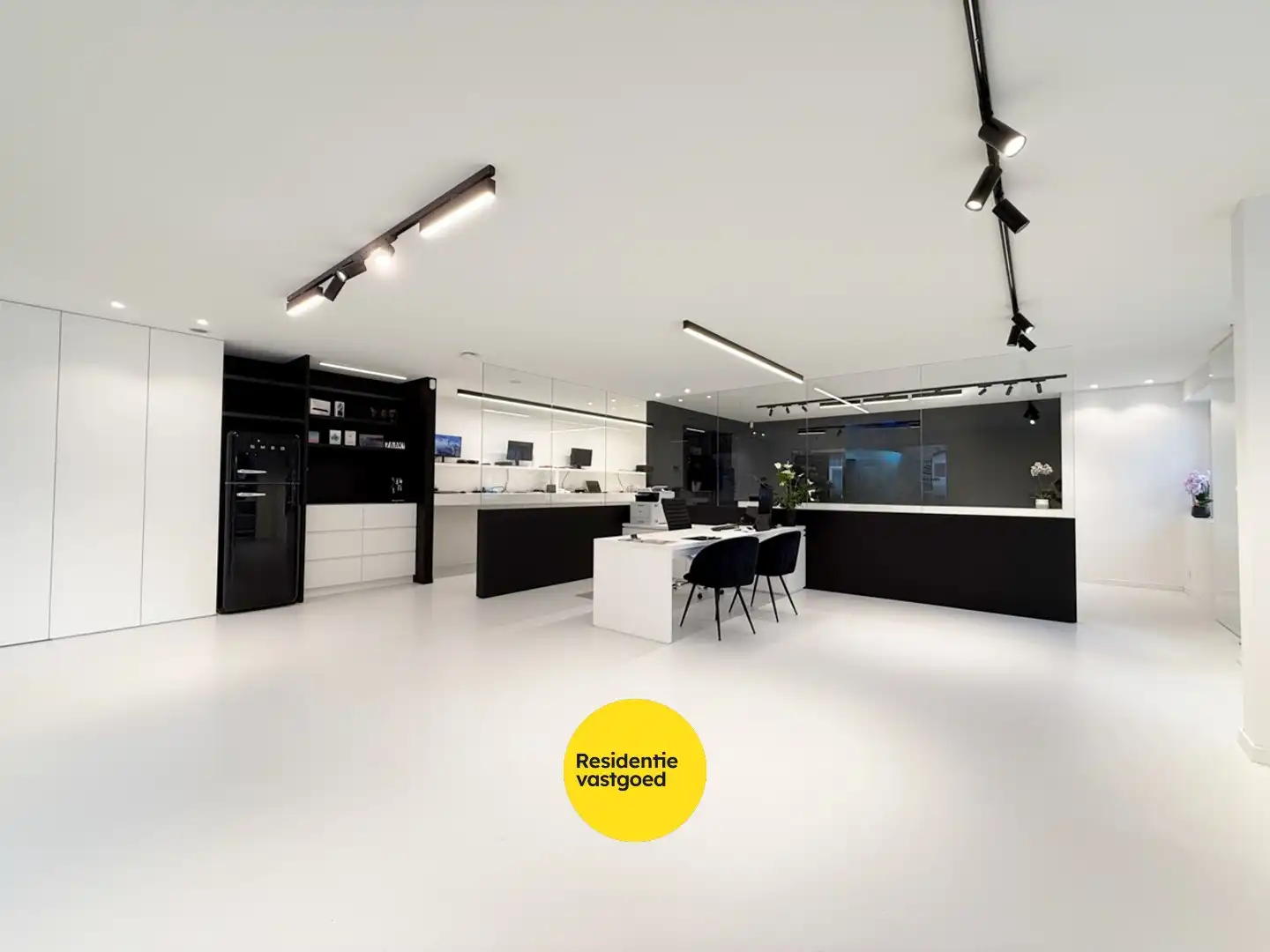 Instapklaar en hoogwaardig handelspand (122 m²) op topligging in Nieuwpoort Stad foto {{pictureIndex}}