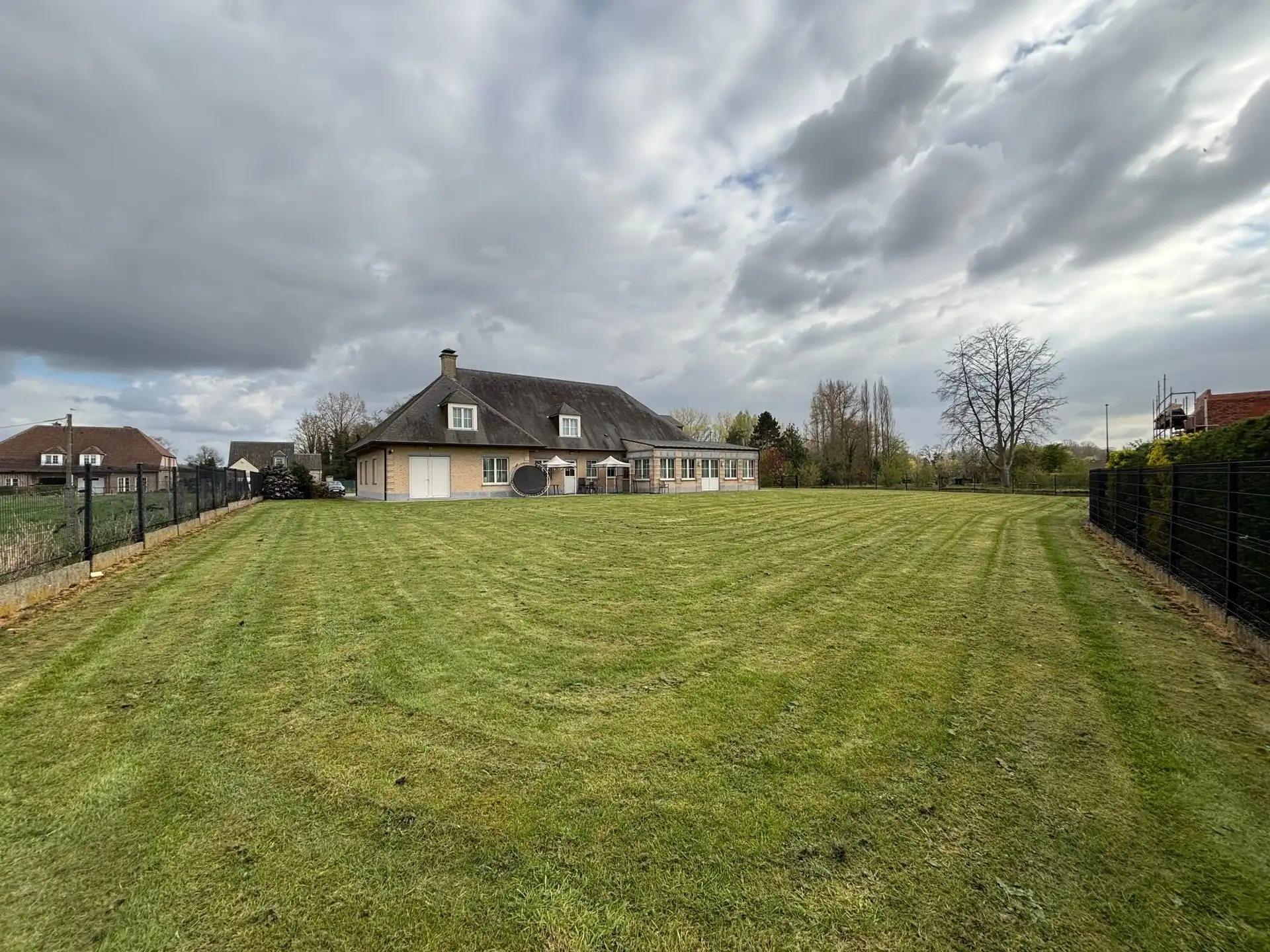 Ruime villa in een rustige omgeving met een grote tuin  foto 4