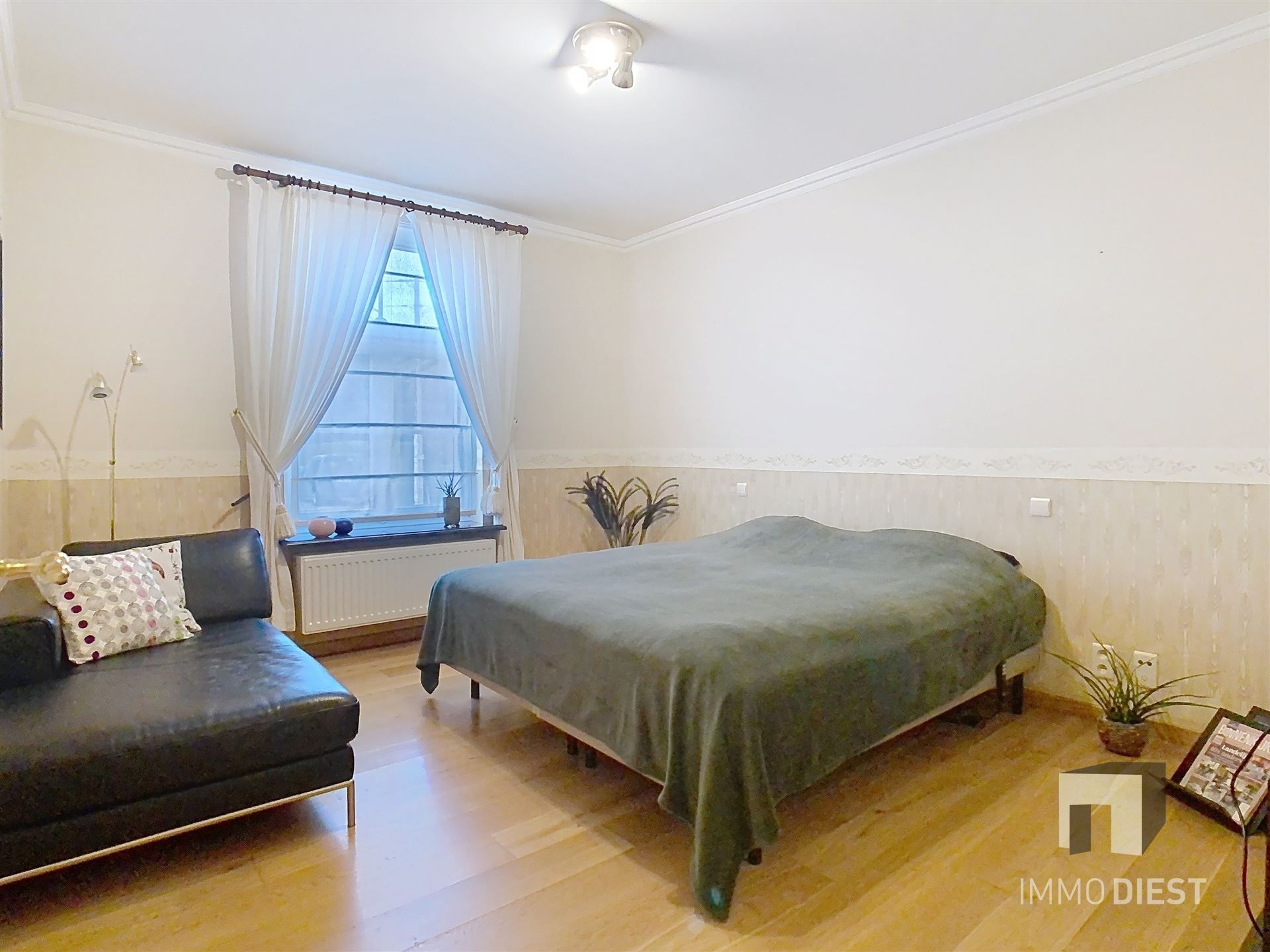 Ontdek deze solide, karaktervolle woning in Veerle met een zeer gunstige ligging op 10 are. foto 18