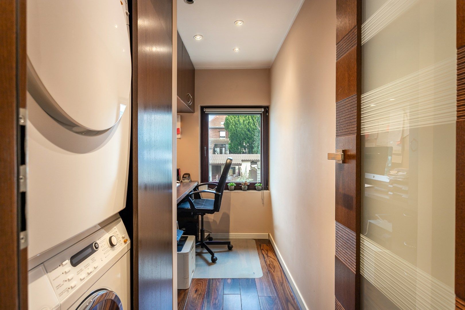 Volledig gerenoveerde woning met 3 slaapkamers, bureau en tuin foto 14