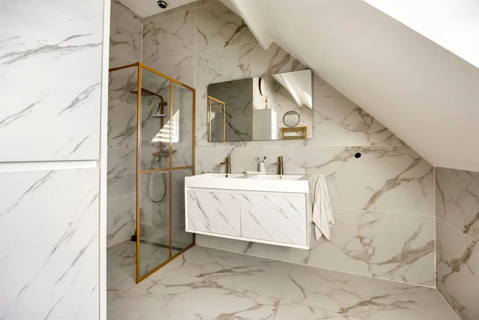 Zeer ruime woning met mogelijkheden privé/beroep foto 23