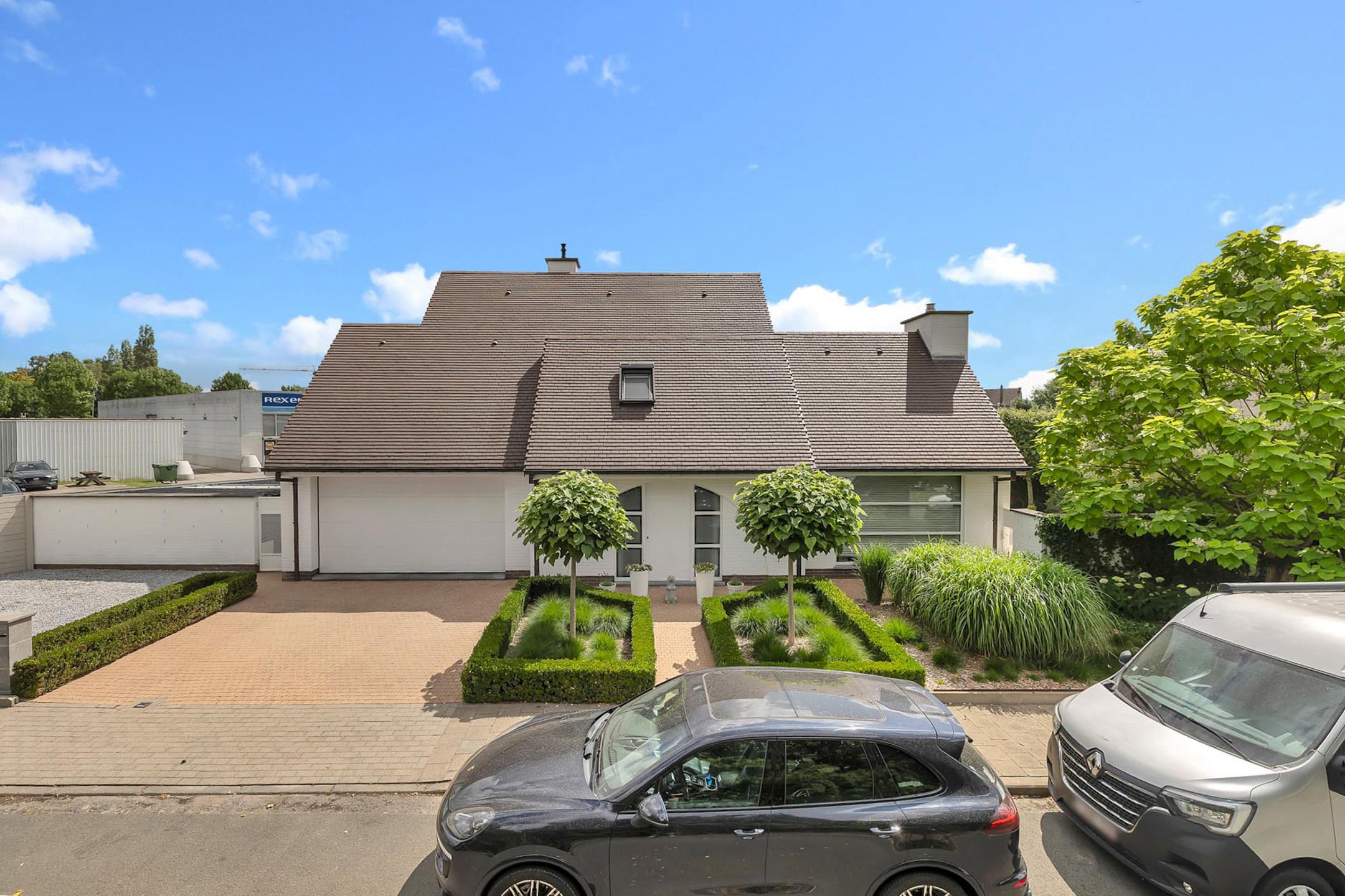 Instapklare villa in Erembodegem met hoogwaardige afwerking foto {{pictureIndex}}