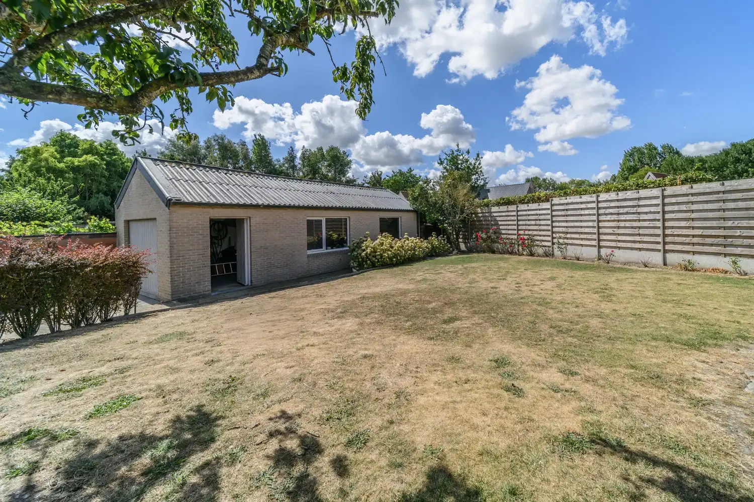 BEVEREN AAN DE IJZER: Zeer degelijke villa-bungalow met alle leefruimtes op het gelijkvloers, ruime garage en tuin op 772m² totale grondopp. foto 19
