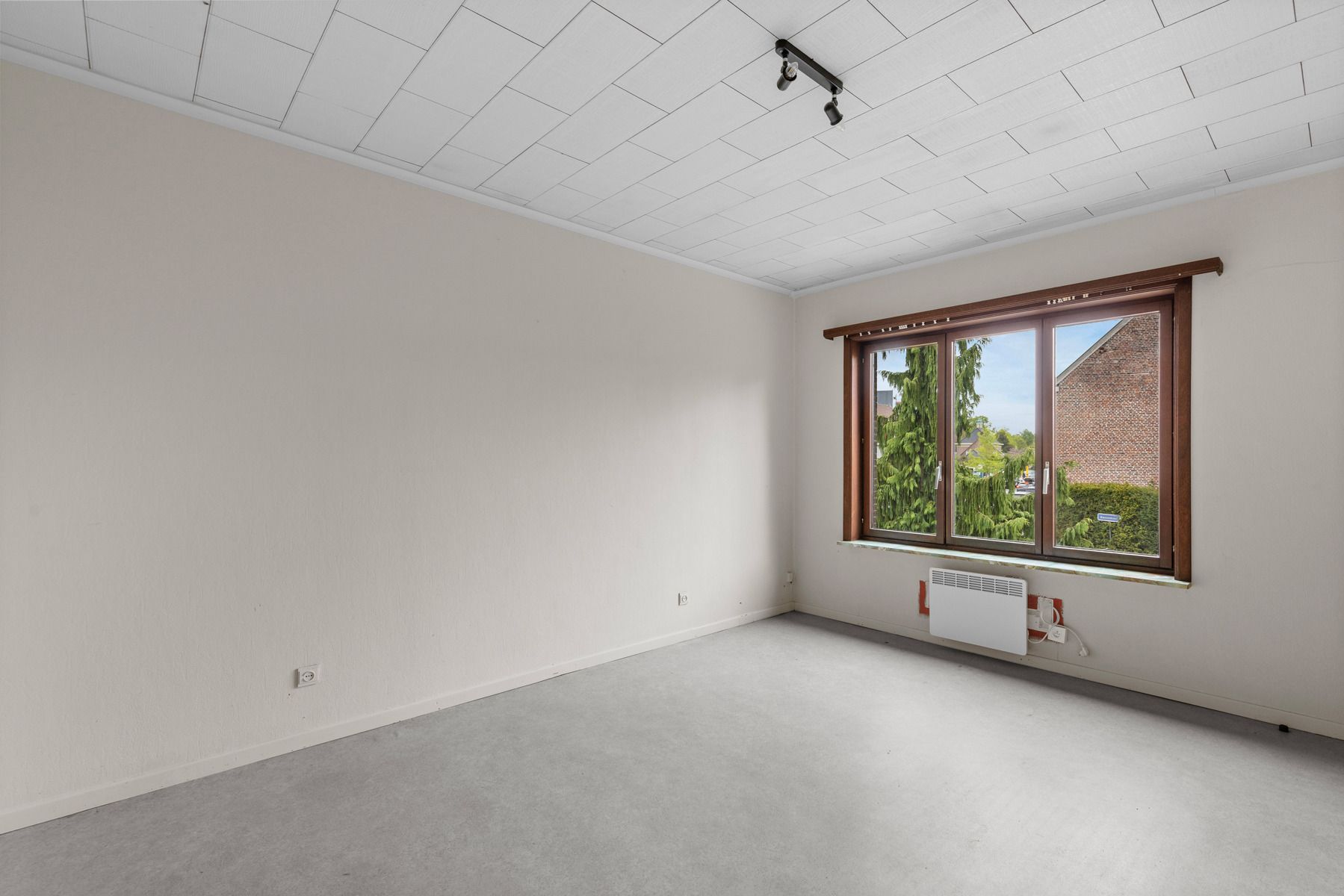 Zeer ruim appartement - te renoveren met 3 slpk's en riante zolder foto 6
