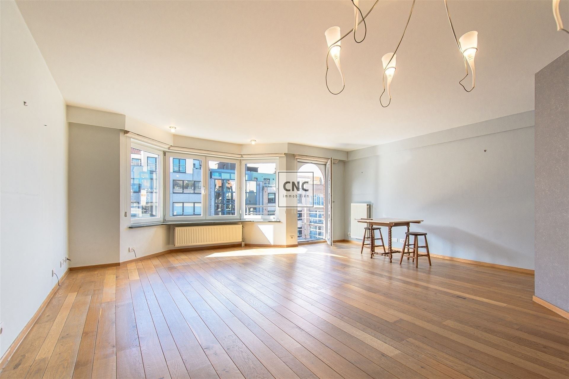 Mooi, goed onderhouden 2 slaapkamer-appartement in het hart van Knokke, gelegen op de vierde verdieping van de residentie "Euro 2000-II". Mogelijkheid tot aankoop van parking in nabije omgeving.  foto 6