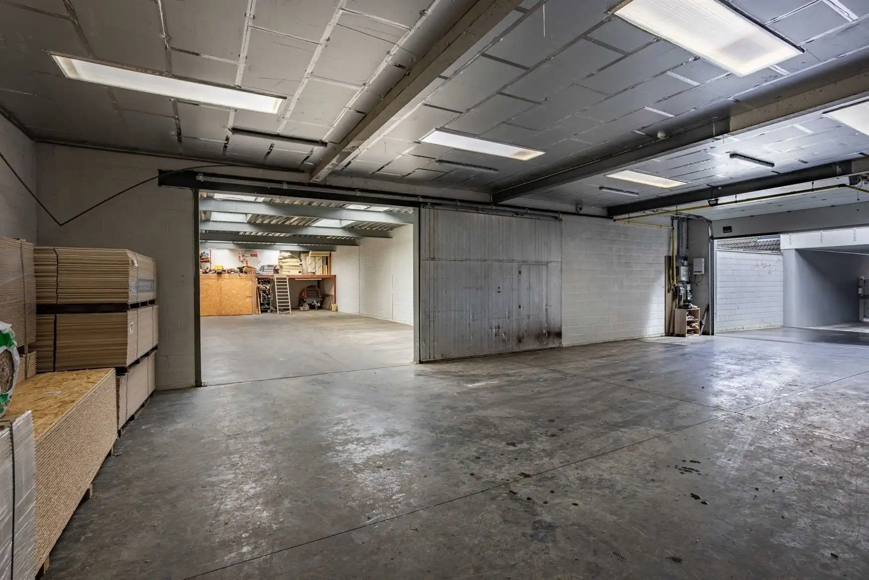Magazijn van 431 m² met kantoorruimte en woning te Gentbrugge foto 4