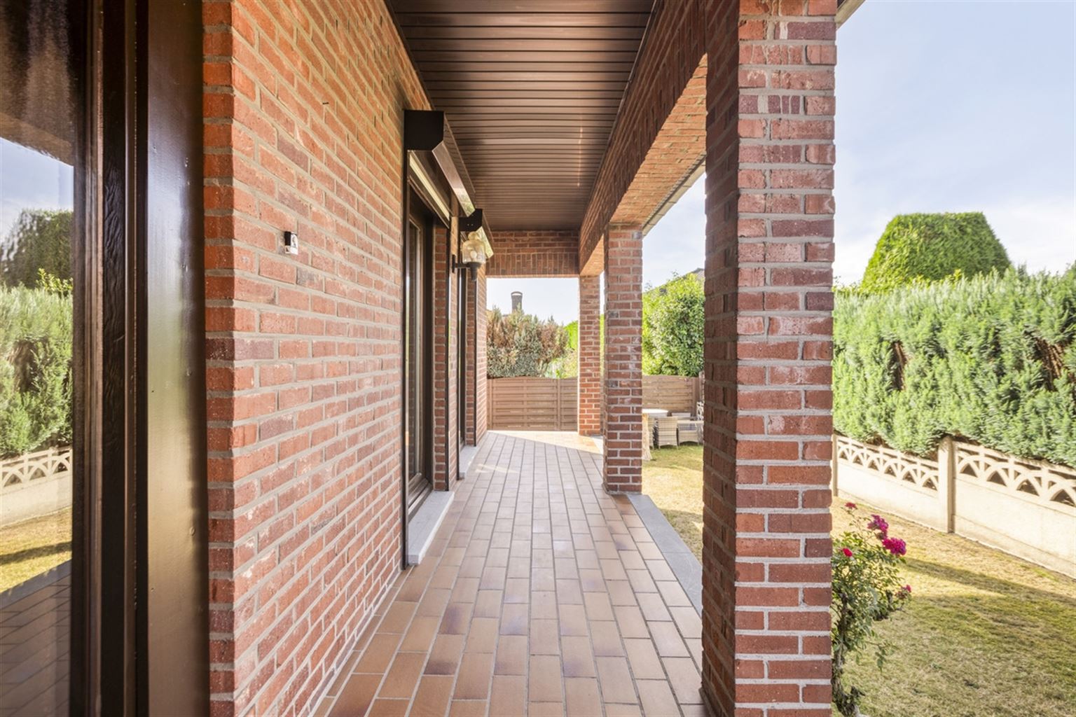 Ruime gezinswoning voorzien van 5 slaapkamers, garage, kelder en tuin nabij het centrum van Neeroeteren. Tevens mogelijkheden voor het uitoefenen van een vrij beroep, praktijkruimte, kapsalon, etc.  foto 27