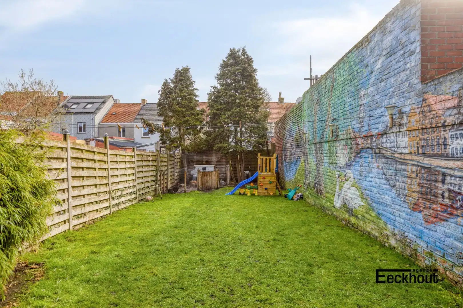 Recent gerenoveerde woning met garage en grote tuin te Bredene! foto 3