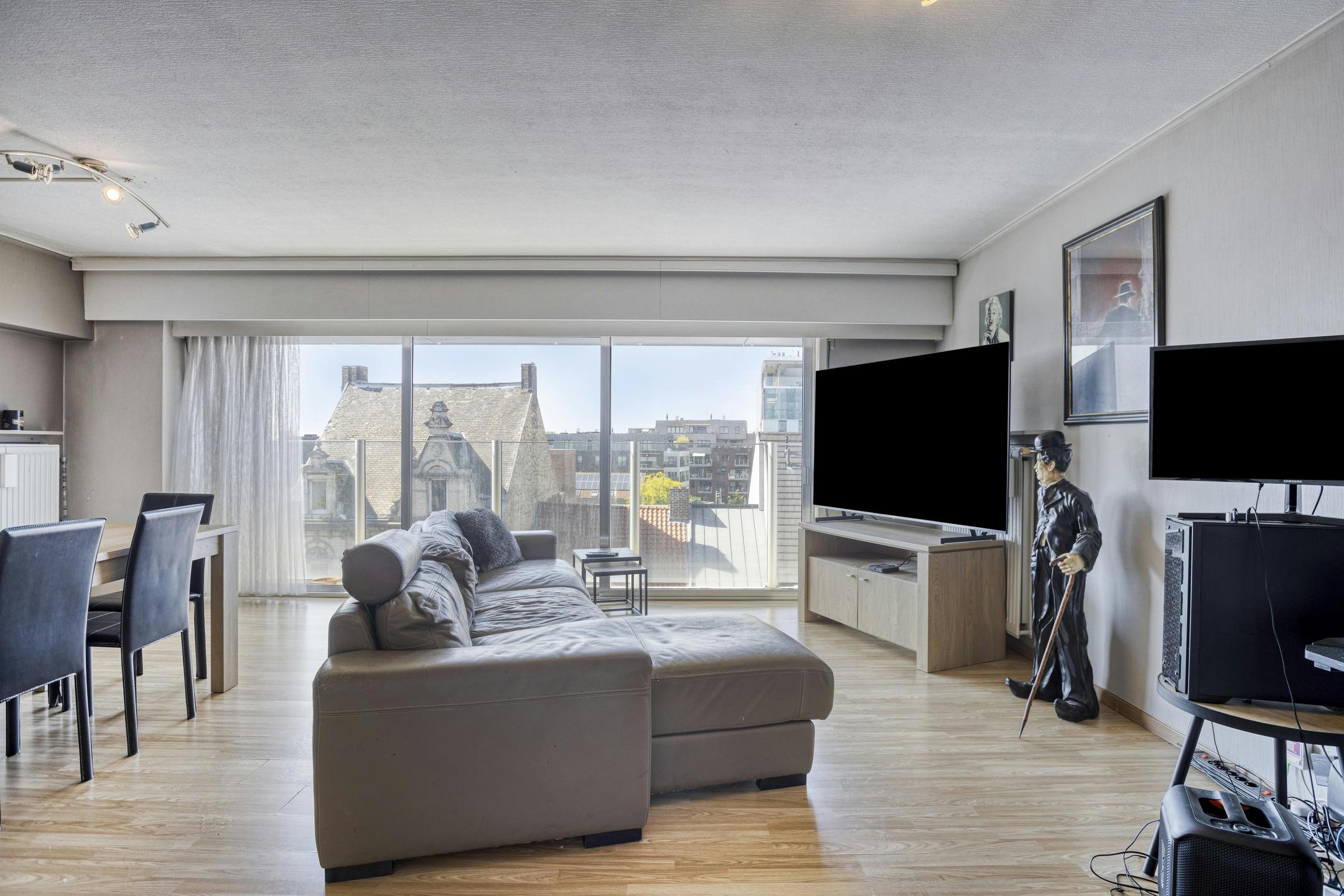 Appartement met 2 slaapkamers in hartje Roeselare. foto 2