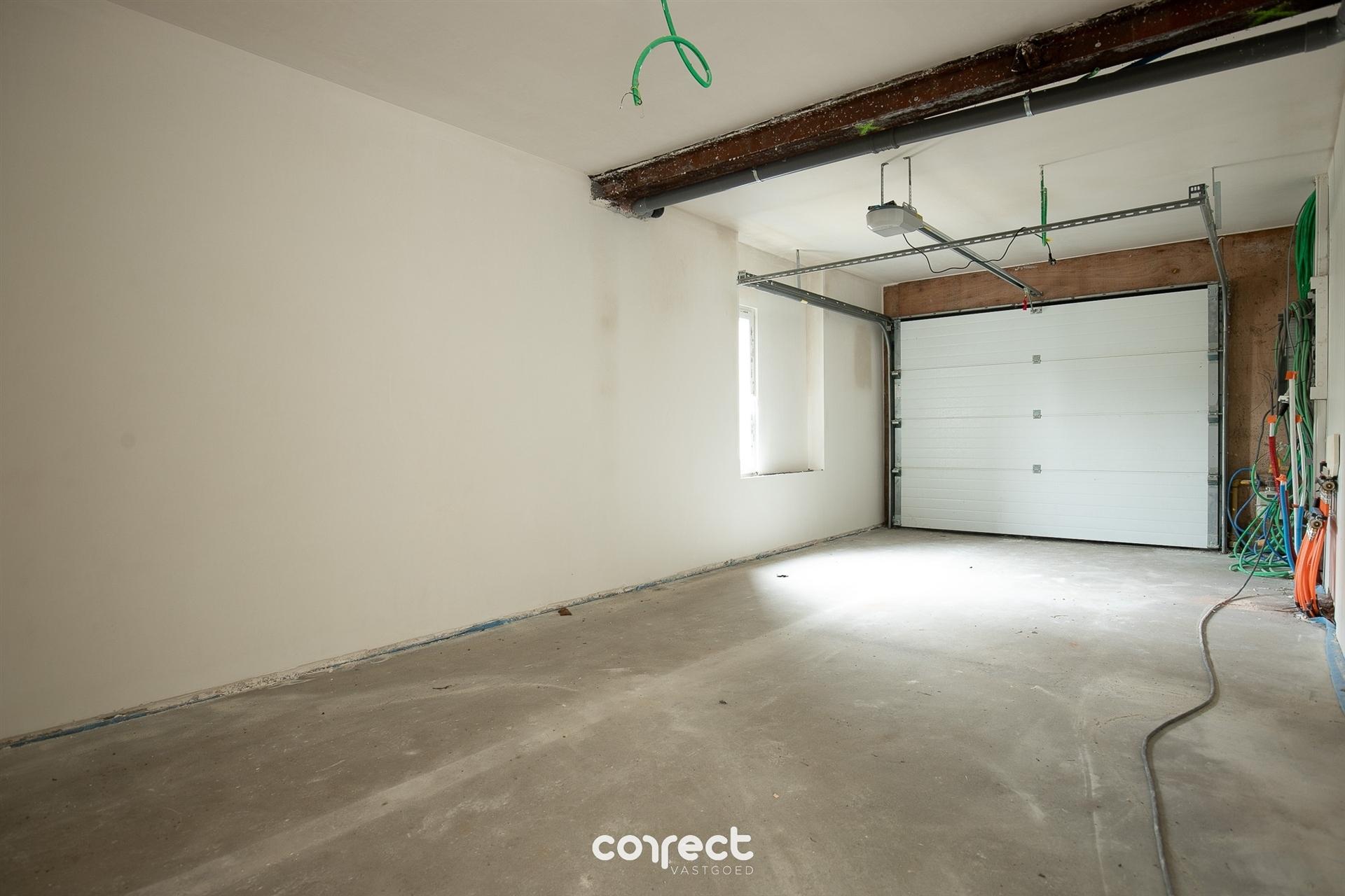 Casco woning met oprit, dubbele garage, op een groot perceel met nog zelf te bepalen afwerking. foto 7