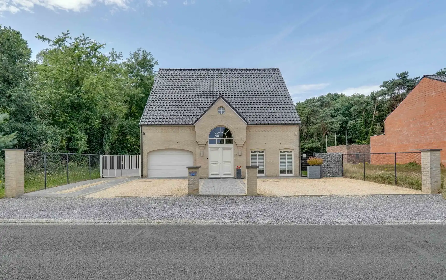 RUIME WONING MET 4+ SLPKS TE KOOP - Maasmechelen foto {{pictureIndex}}