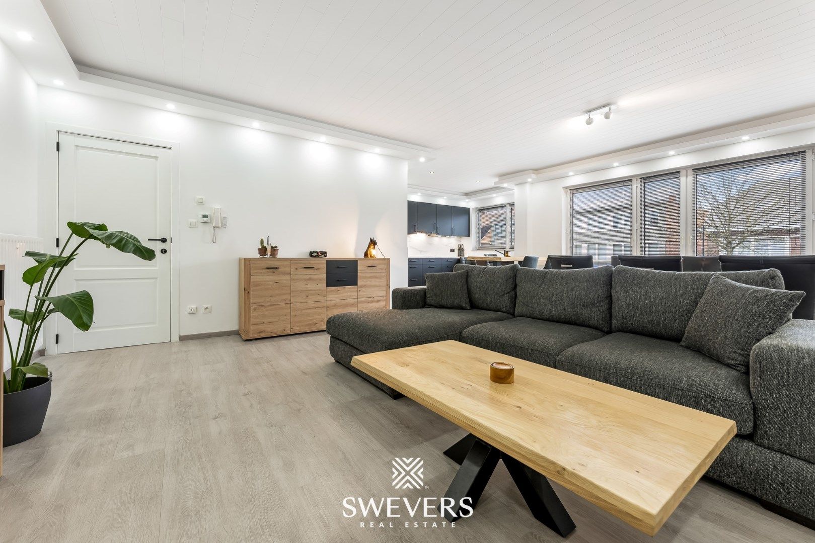 Volledig gerenoveerd appartement van 102 m² met ruim terras en garagebox foto {{pictureIndex}}