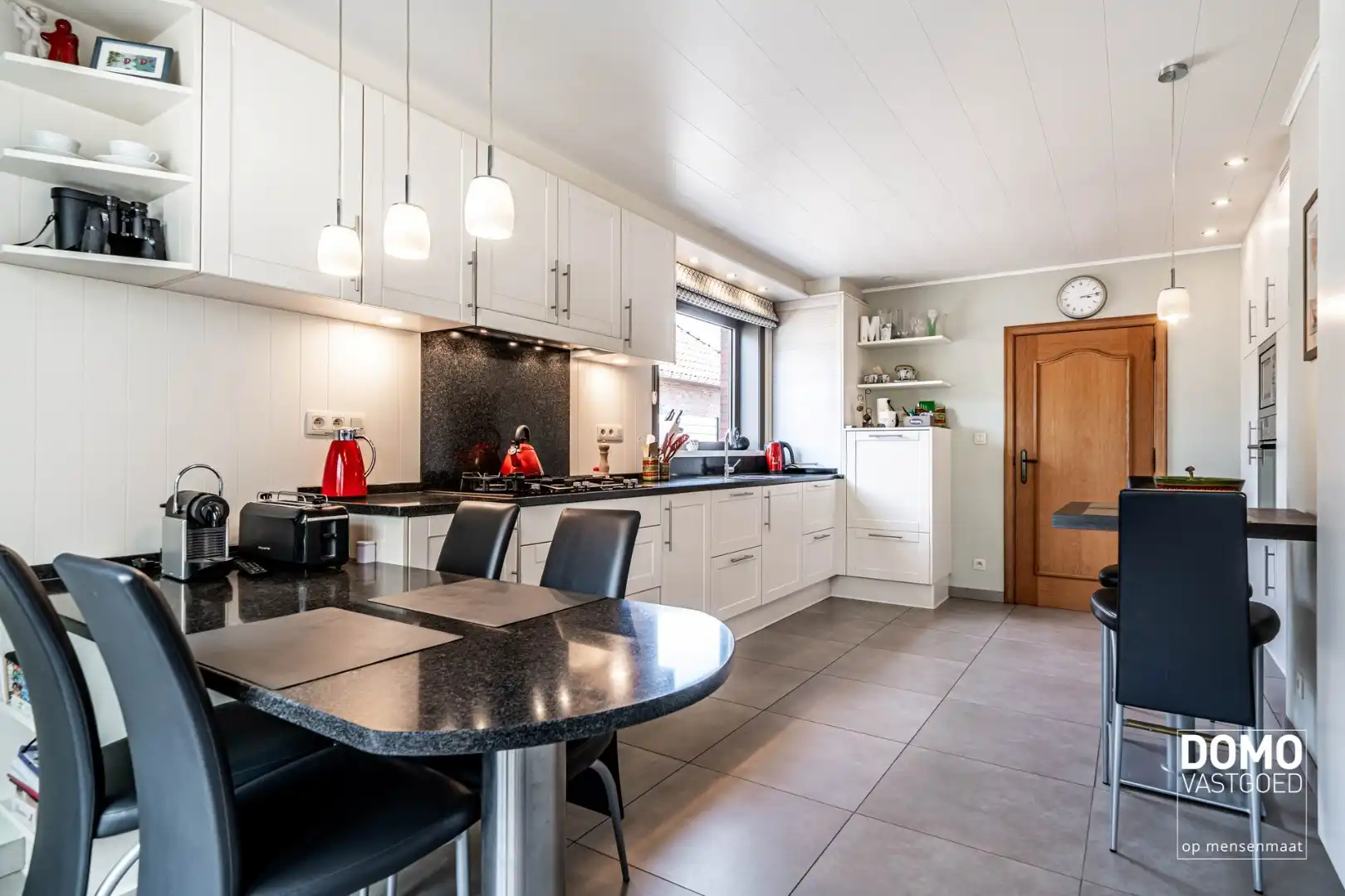 GERENOVEERDE, INSTAPKLARE GEZINSWONING MET 4 SLAAPKAMERS TE TUILT foto 8