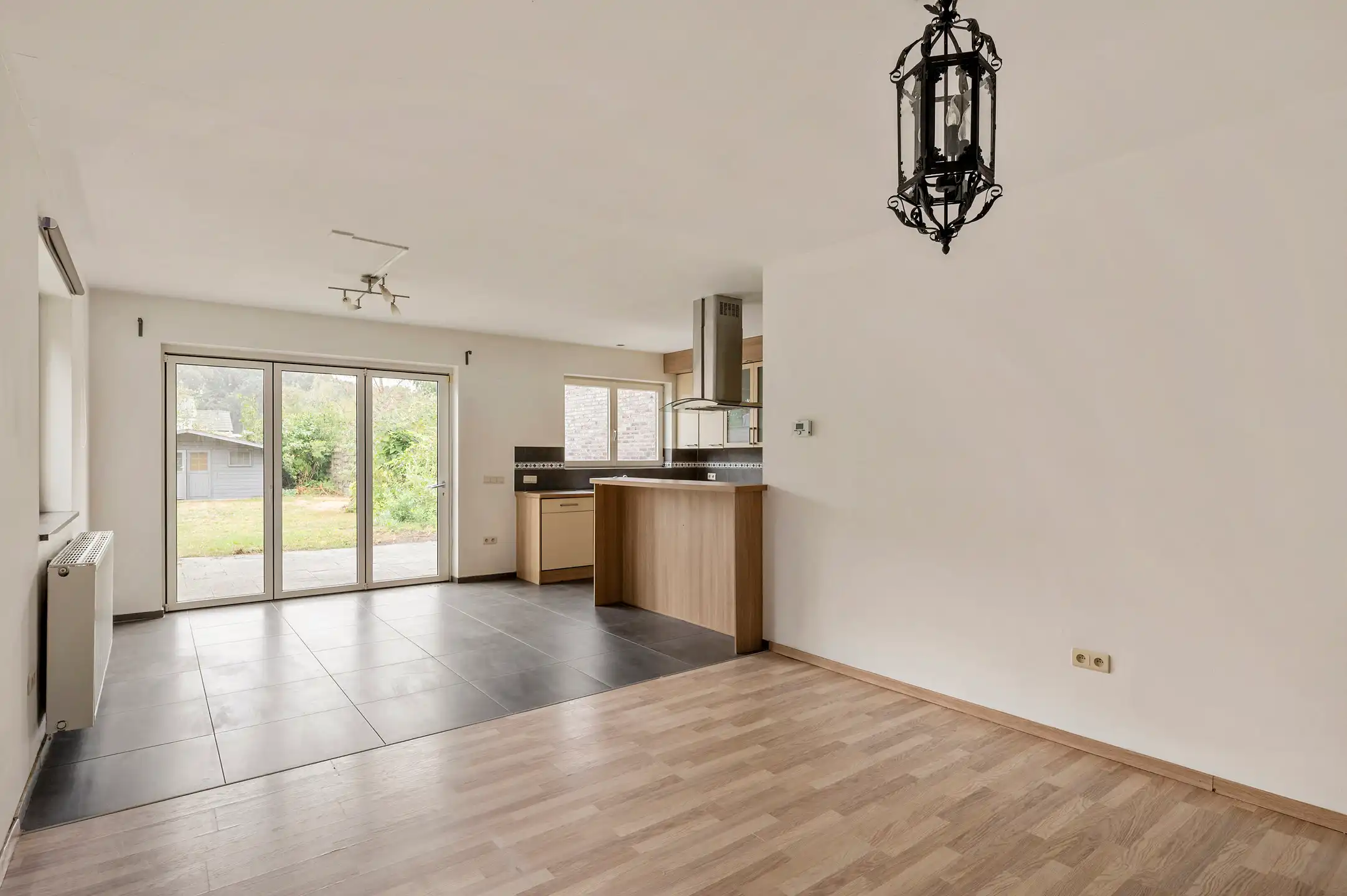 Ruime en lichtrijke gezinswoning met 3 slaapkamers, dressing bureau en aangename tuin foto 12