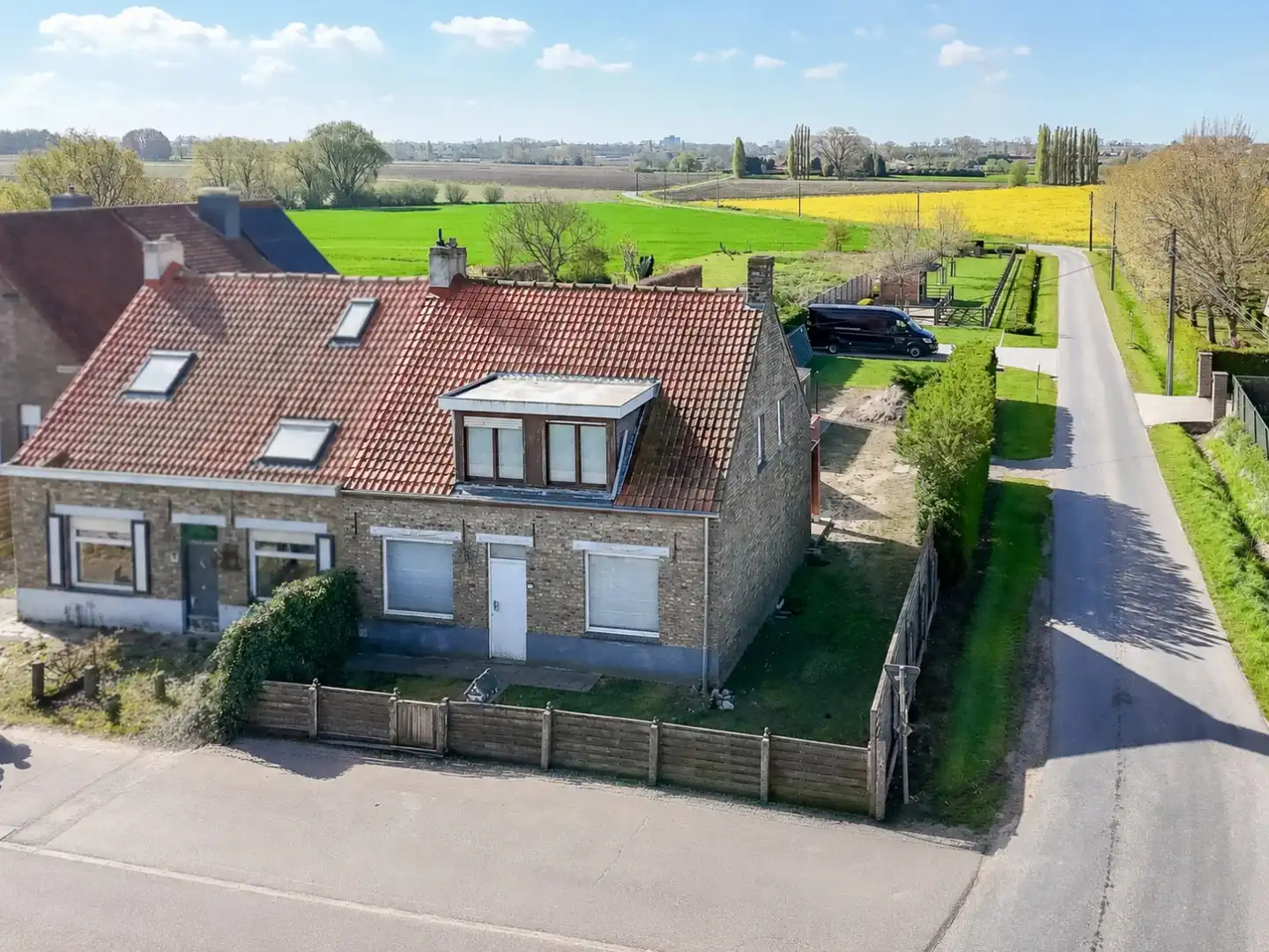 Ruwbouwwoning met tal van mogelijkheden in rustige ligging te Kortemark! foto {{pictureIndex}}