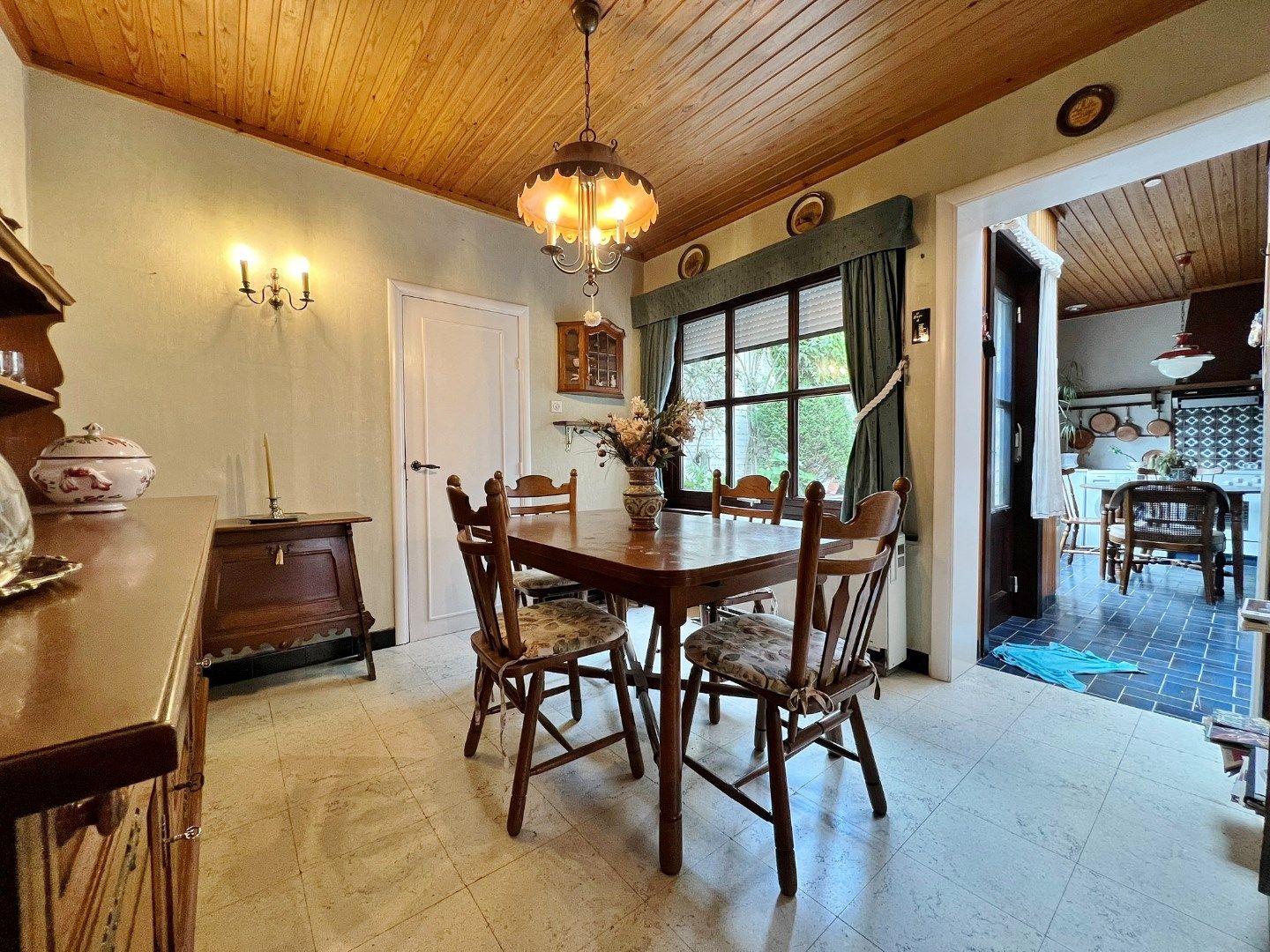 Twee te renoveren woningen met tuintje in de stadskern van Ieper foto 8