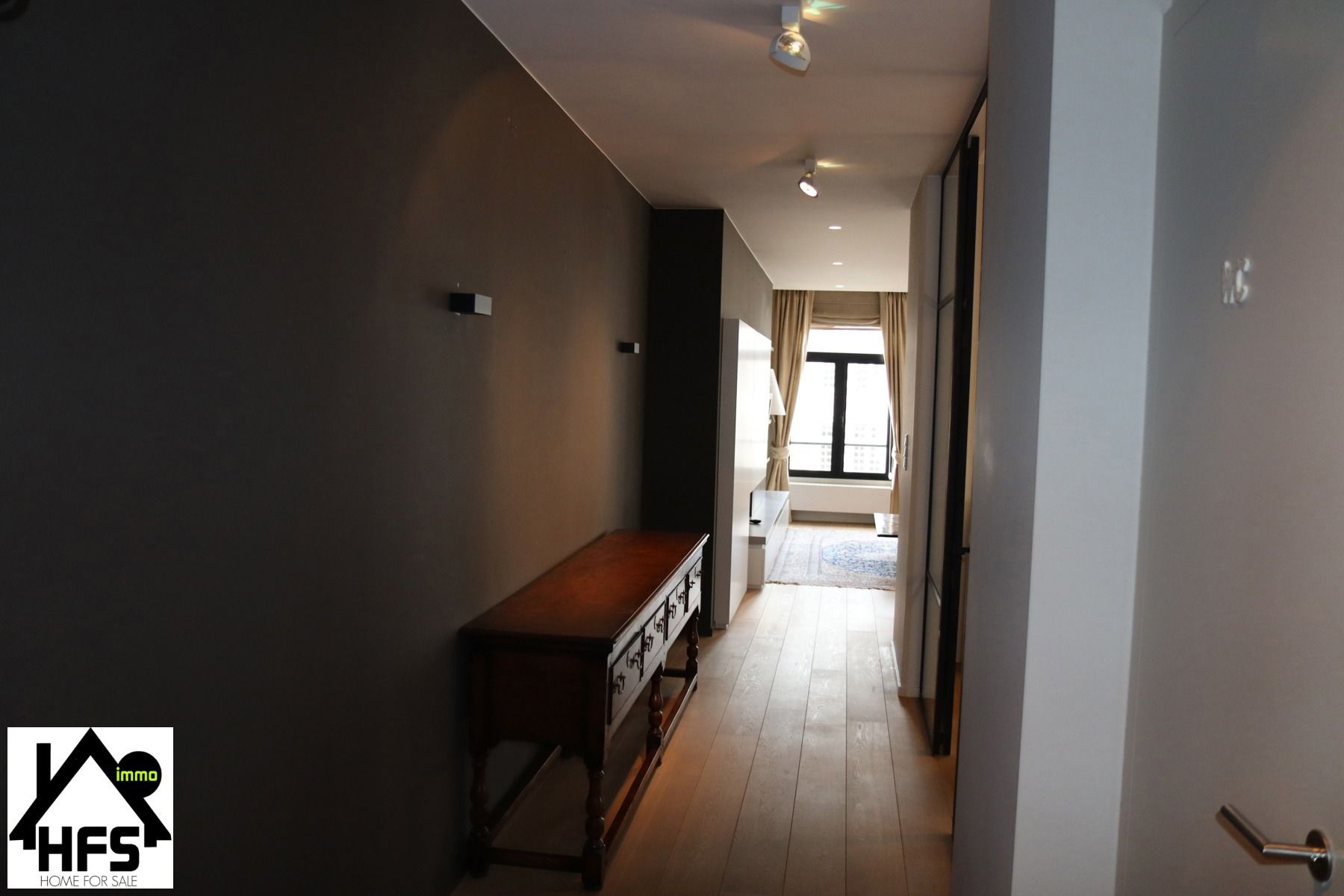 App op topligging op de Ijzerenleen met zicht op de historische gebouwen en Sint Rombouts toren foto 14