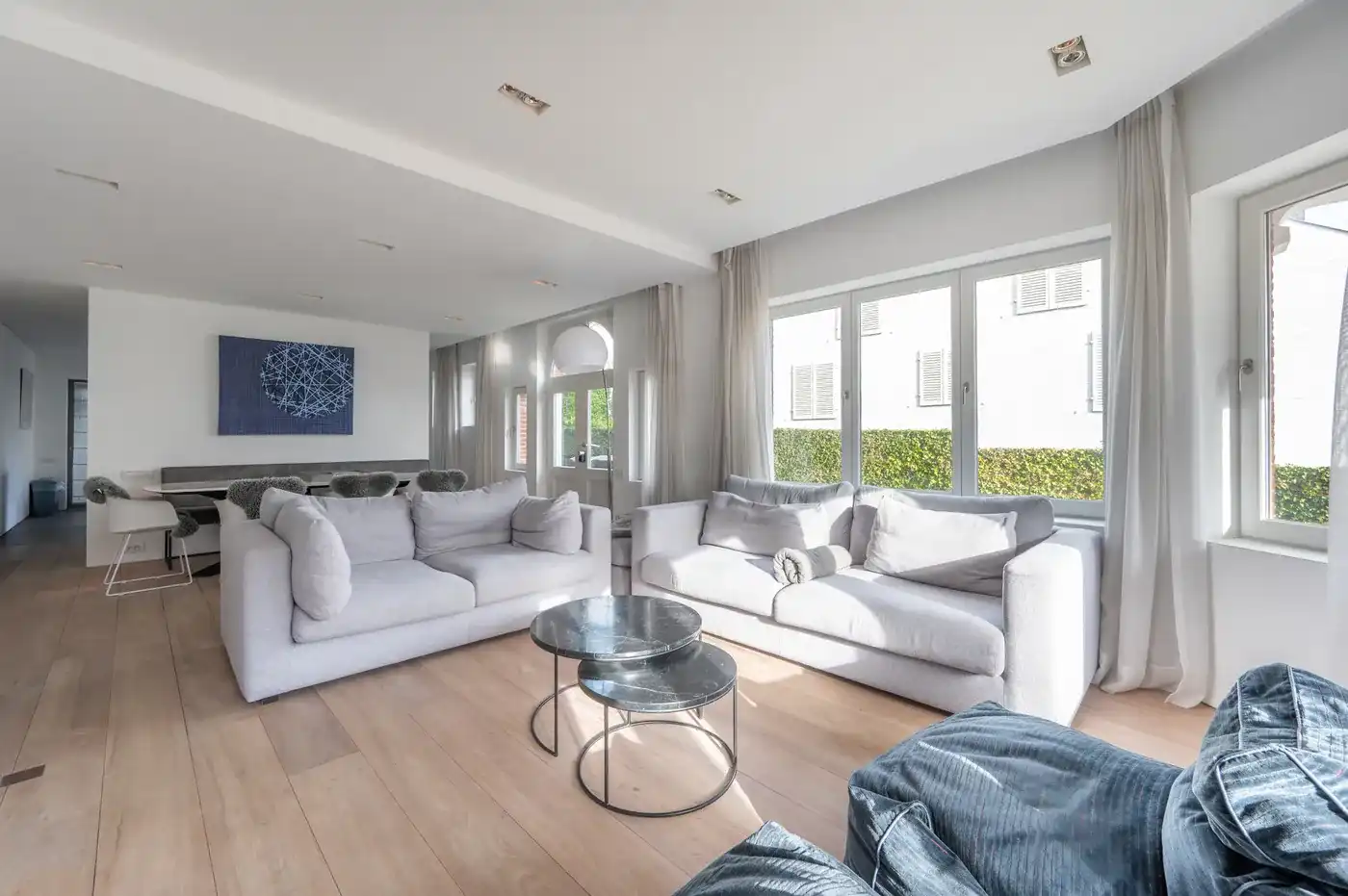 Gerenoveerde villa in Zoute, Knokke-Heist met 4 slaapkamers, tuin, garage, fietsenberging en 227m² hoogwaardige woonruimte. foto 3