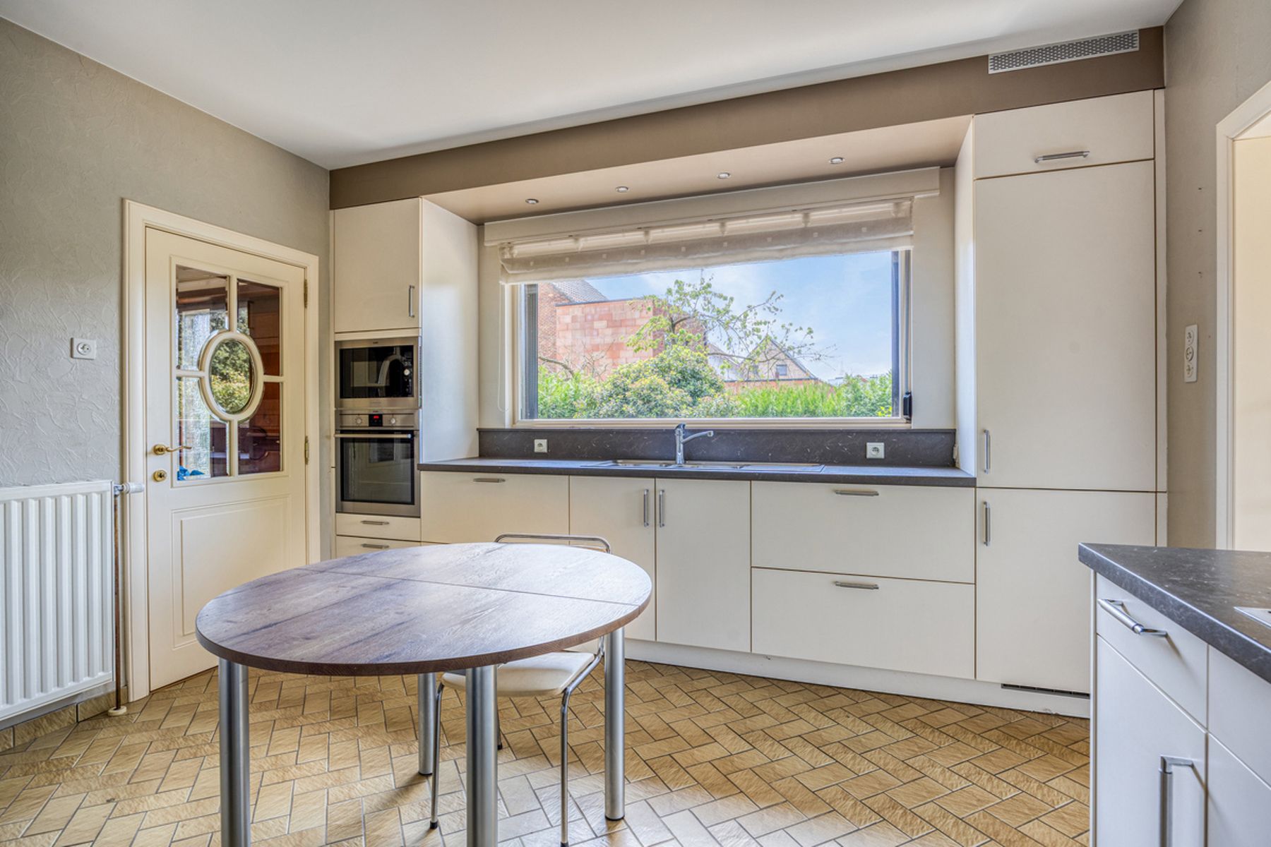 Charmante gezinswoning met 3 slaapkamers, 2 badkamers en ruime tuin op toplocatie. foto 11