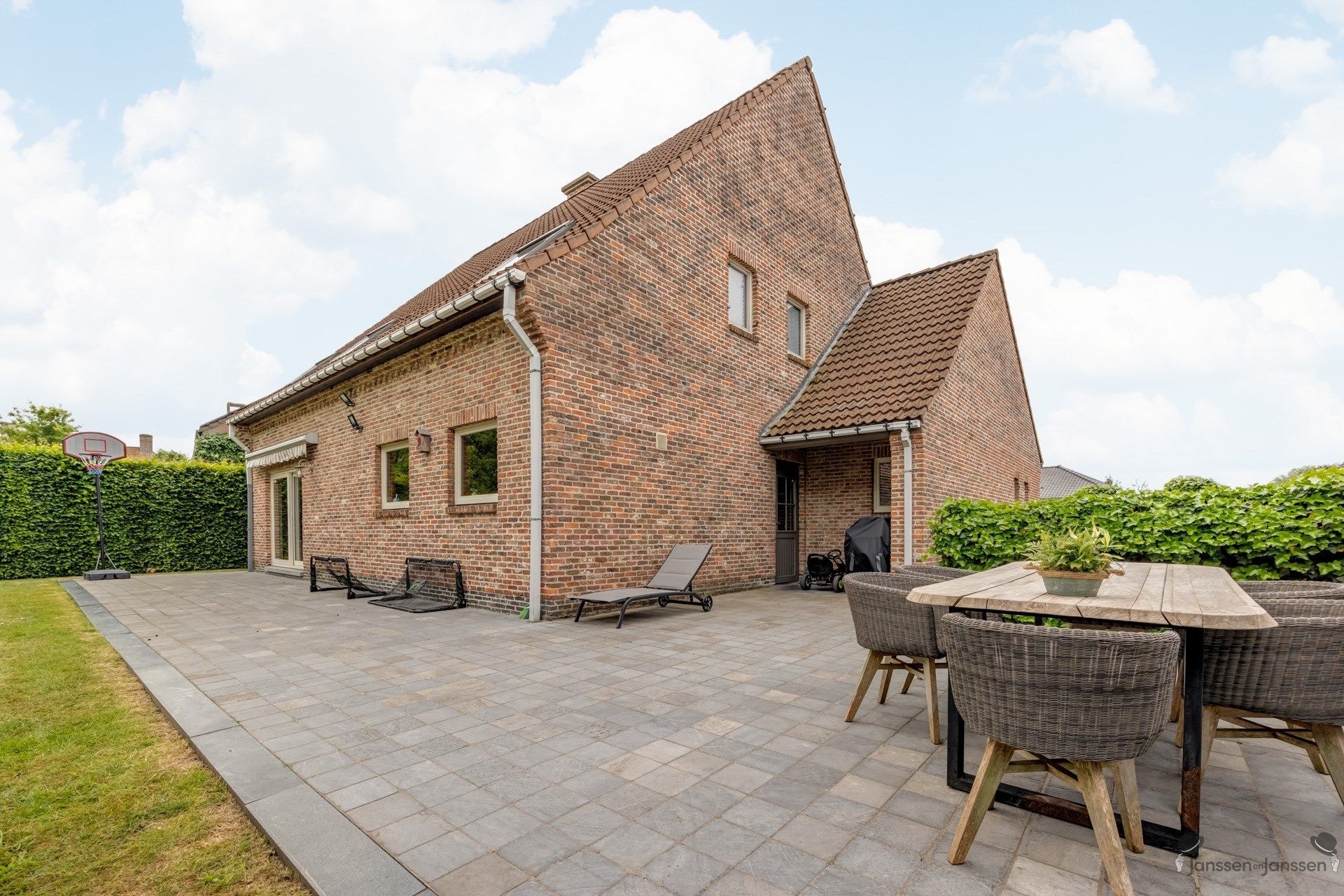 Rustig Gelegen Ruime Villa op 1411m² foto 2
