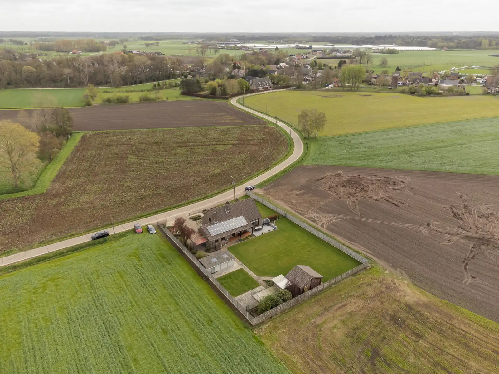 Rustig gelegen gezinswoning met 5 slaapkamers op een perceel van 1.782m². foto 30